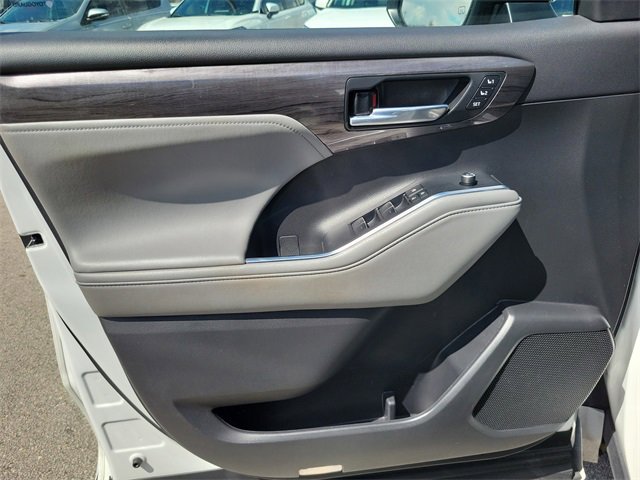 Used 2022 Toyota Highlander Limited image 12