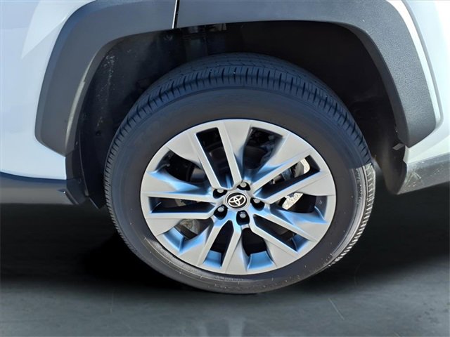Used 2022 Toyota RAV4 XLE Premium image 5