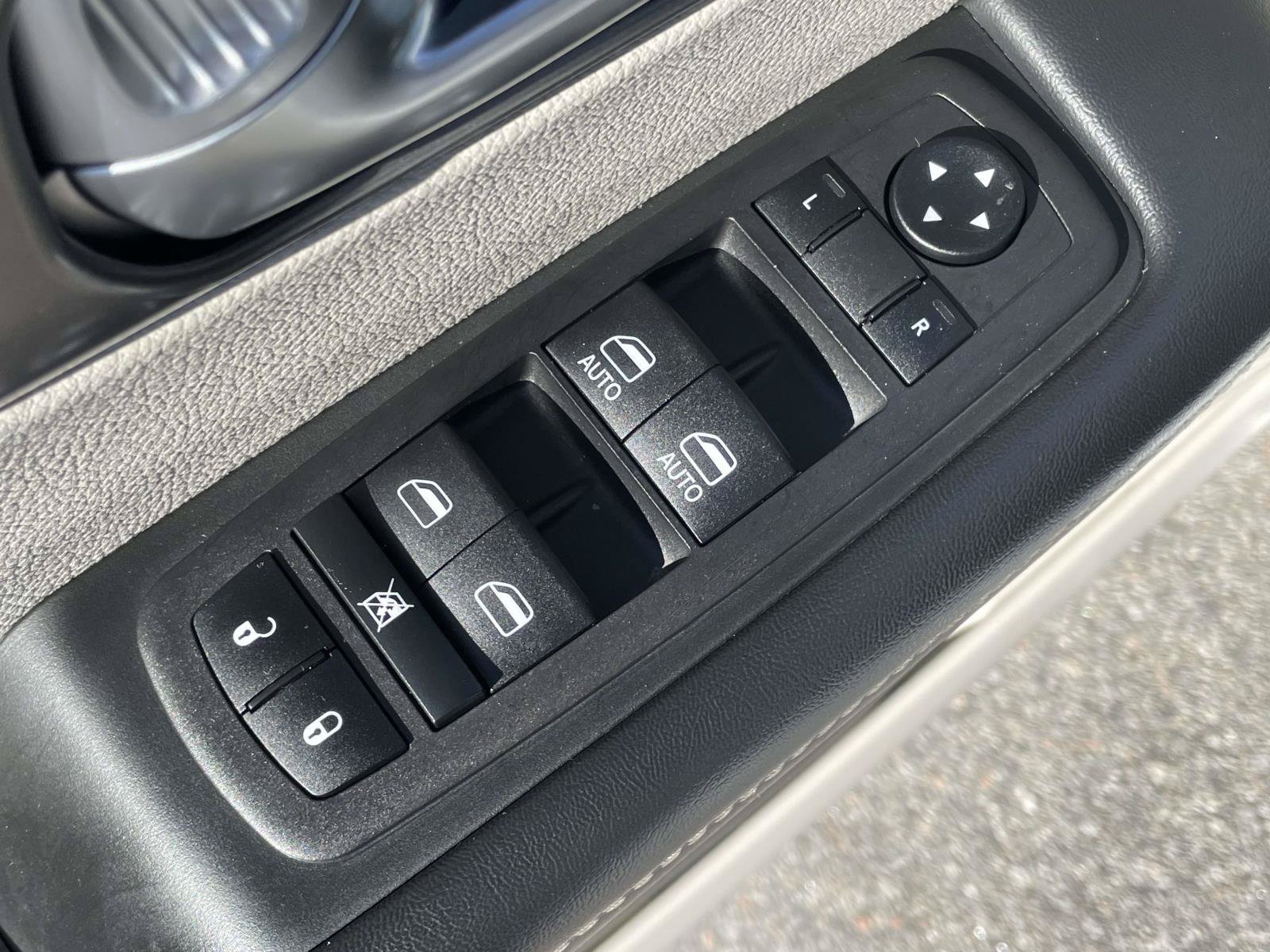Used 2023 Chrysler Pacifica Touring-L FWD image 18