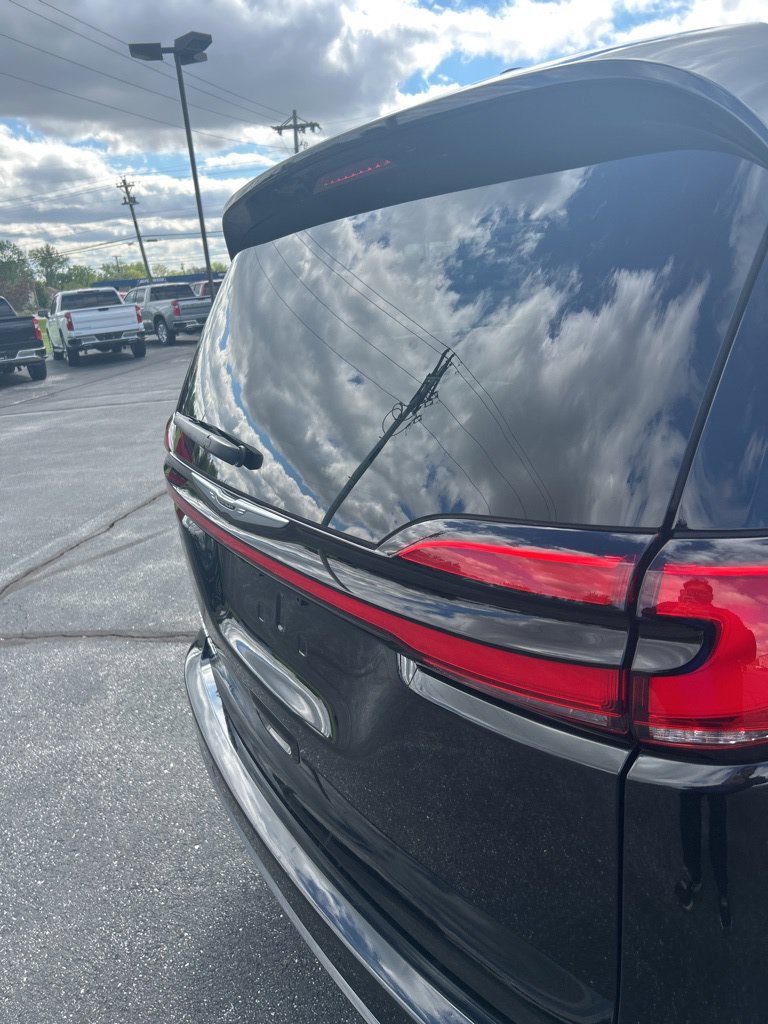 Used 2023 Chrysler Pacifica Touring-L FWD image 15