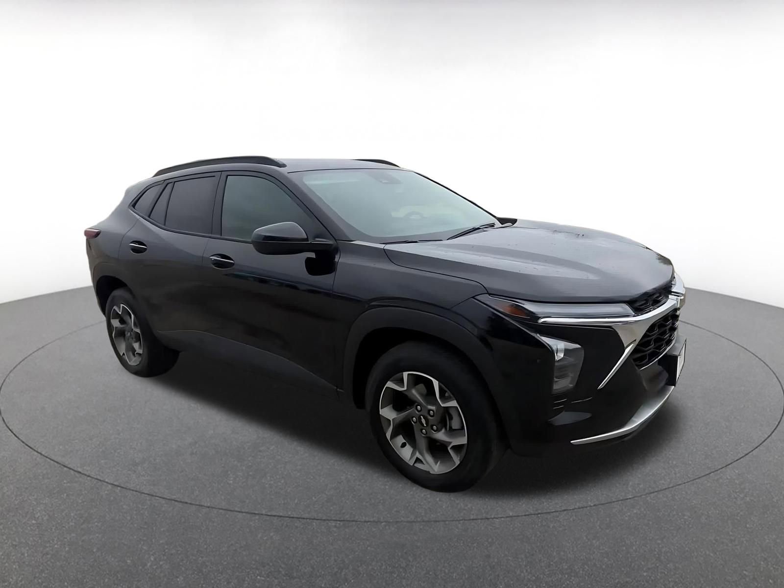 Used 2025 Chevrolet Trax LT w/ LT Convenience Package image 2