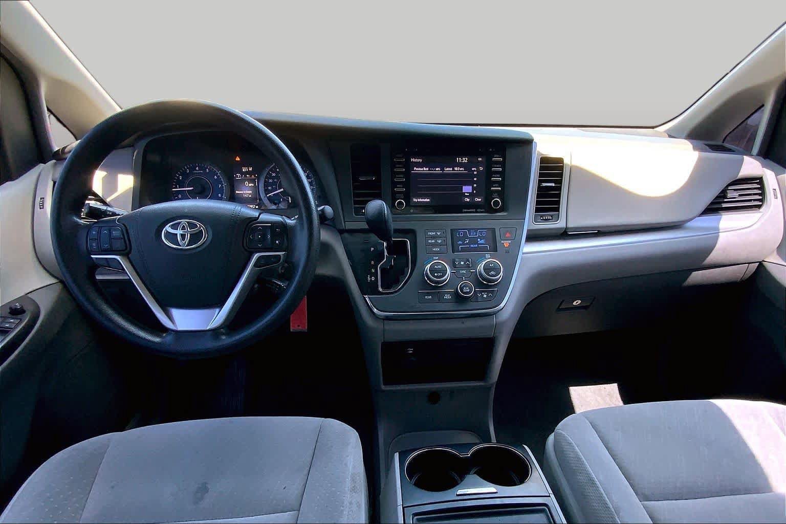 Used 2018 Toyota Sienna LE w/ Carpet Mat Package FWD image 15