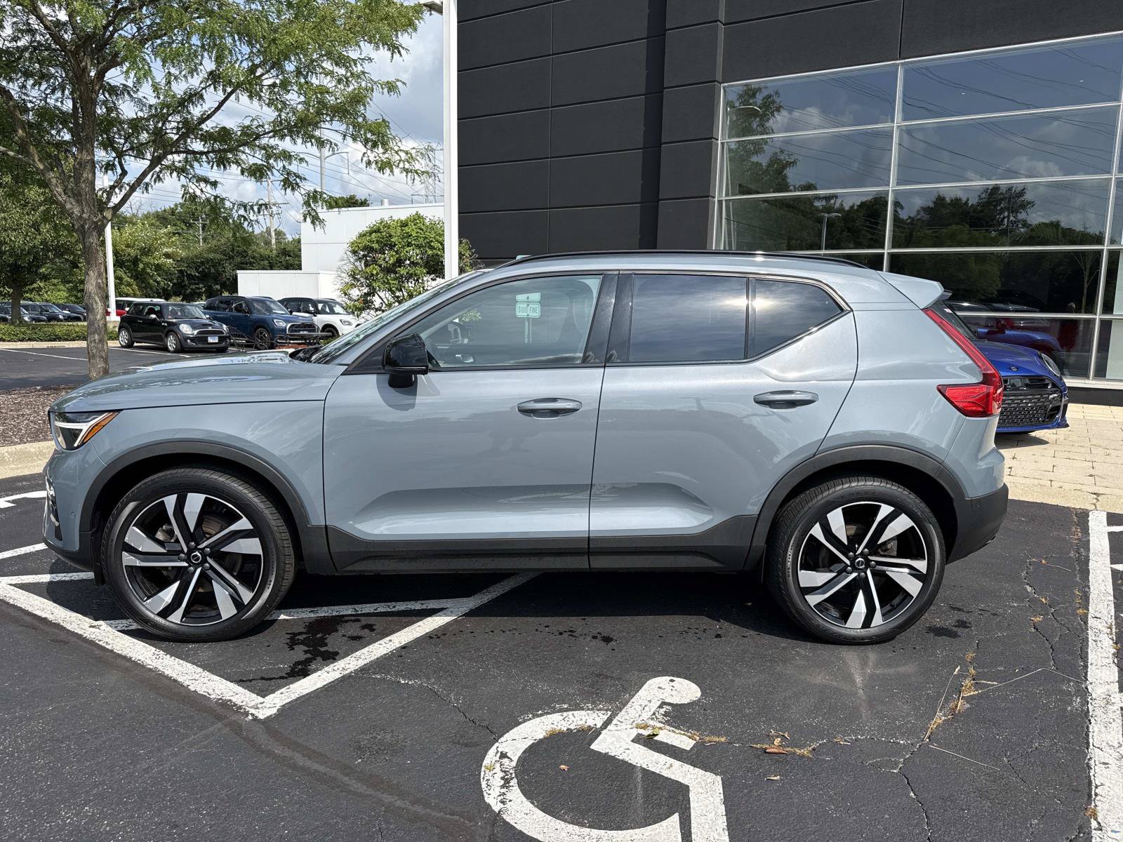 Used 2023 Volvo XC40 B5 Ultimate w/ Protection Package Premier AWD/4WD image 2