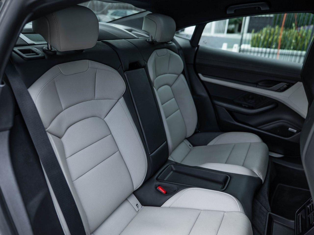 Used 2020 Porsche Taycan 4S image 30