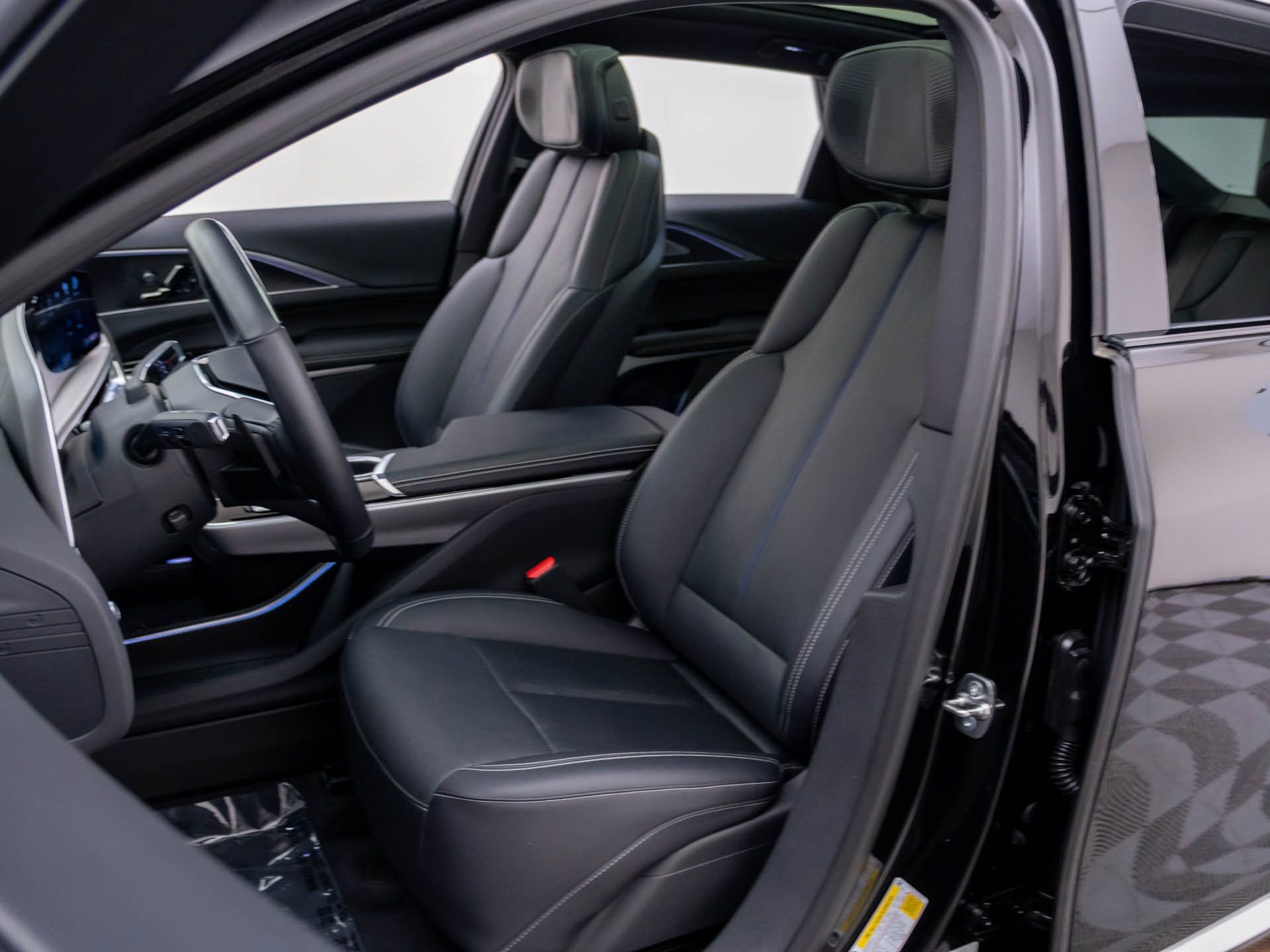 Certified 2025 Cadillac Lyriq Luxury w/ LPO, Floor Liner Package AWD/4WD image 20