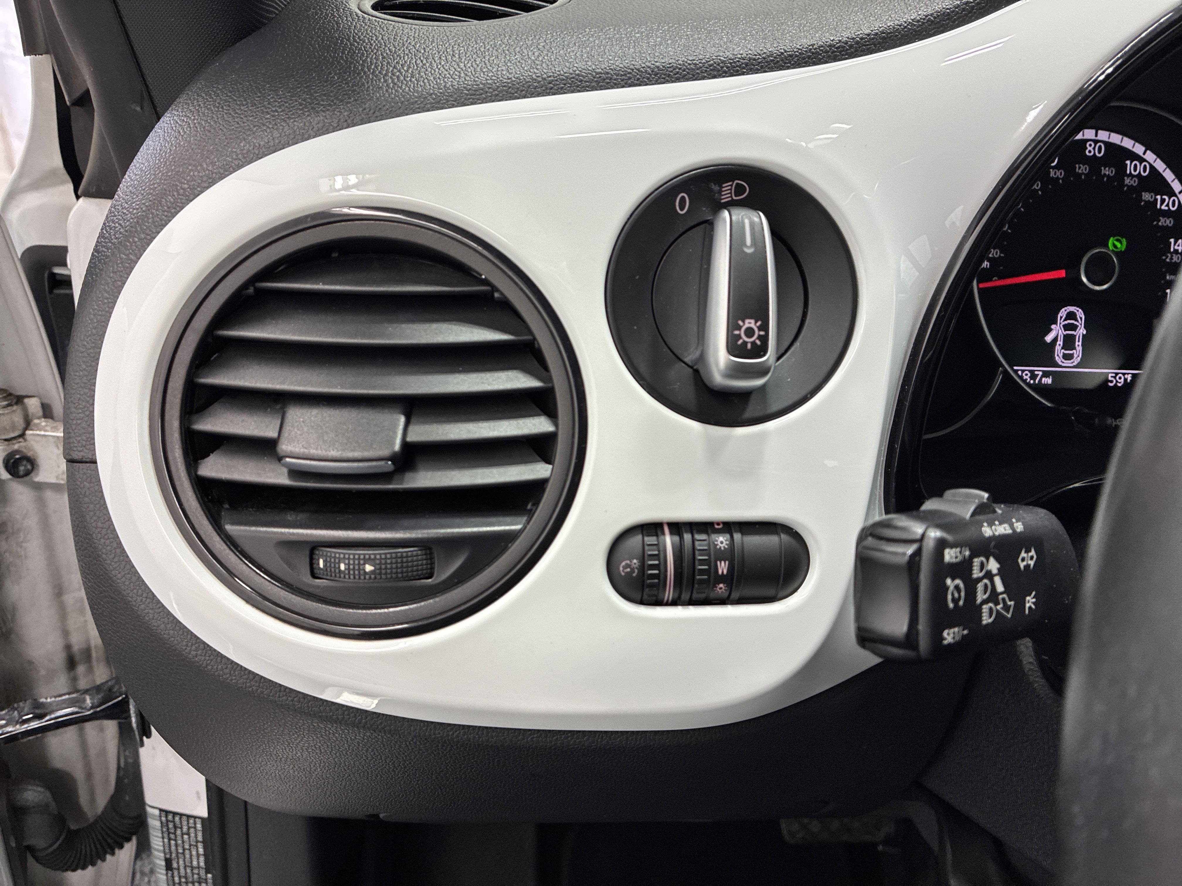 Used 2015 Volkswagen Beetle 1.8T Classic FWD image 16