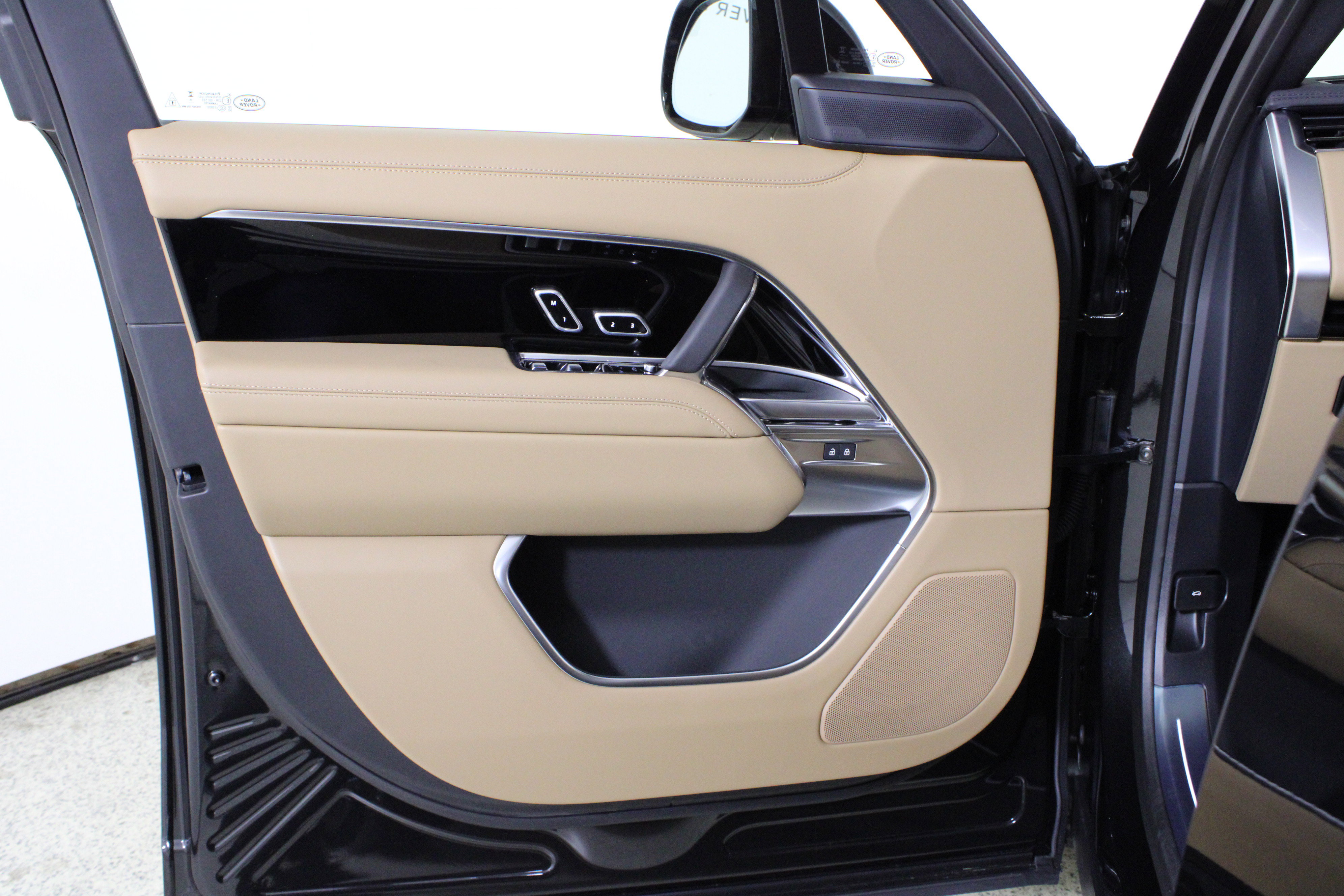 New 2026 Land Rover Range Rover Long Wheelbase SE image 15