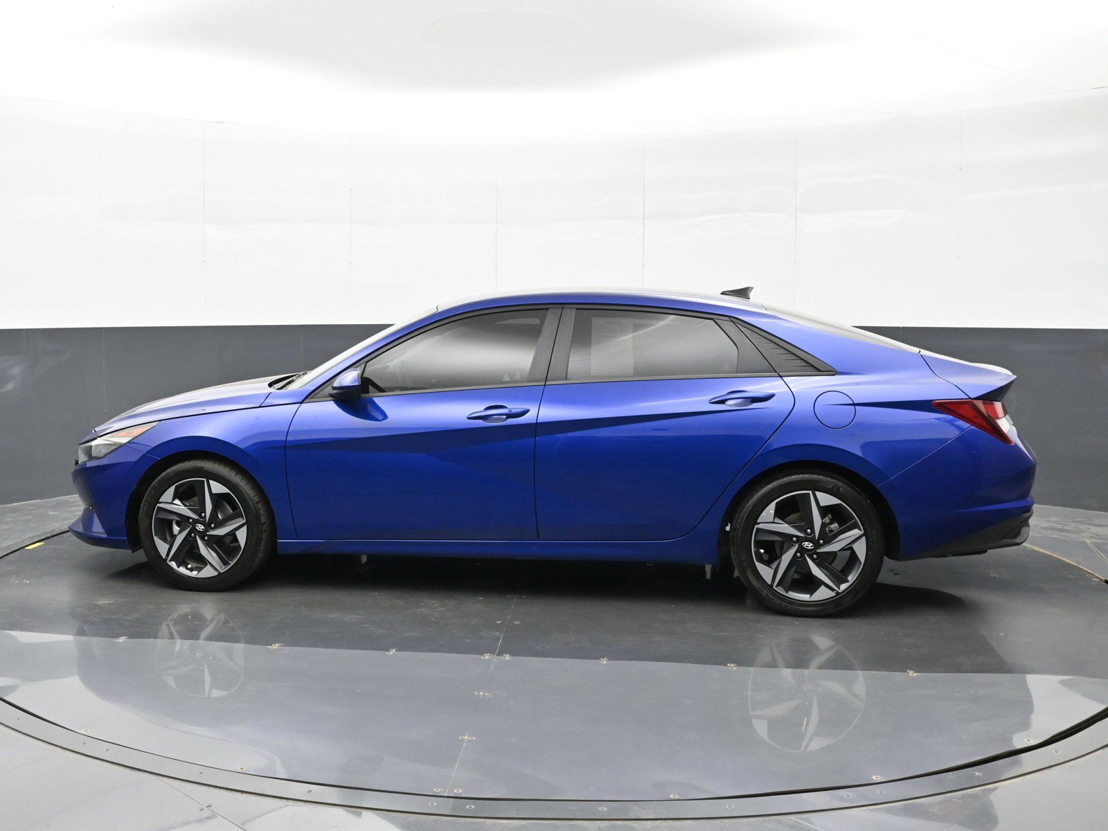 Used 2023 Hyundai Elantra SEL w/ Convenience Package FWD image 9