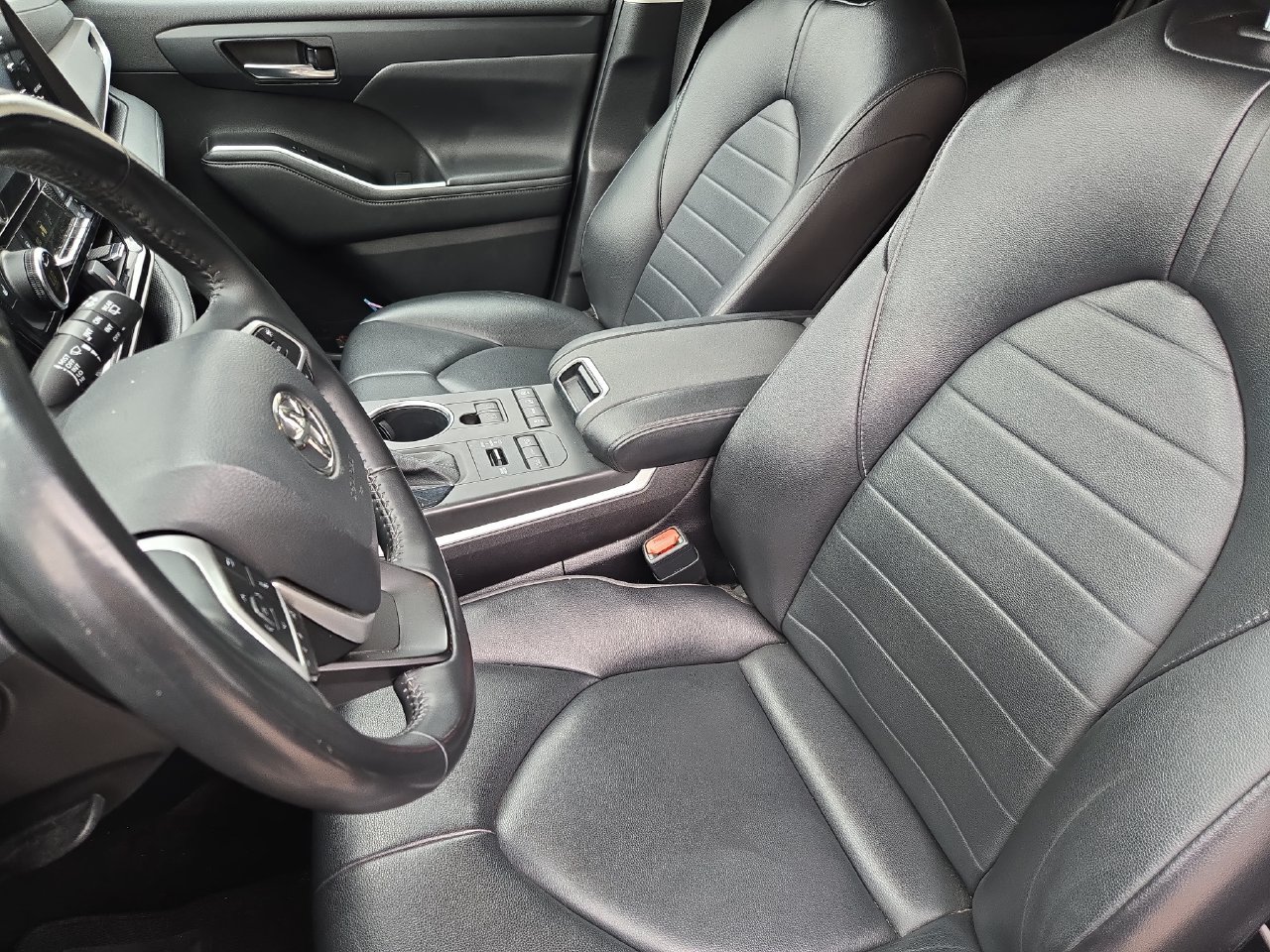 Used 2022 Toyota Highlander XLE AWD/4WD image 21