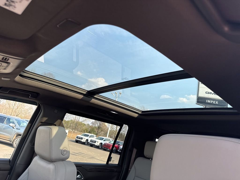 Used 2023 Chevrolet Suburban Z71 w/ Luxury Package image 12