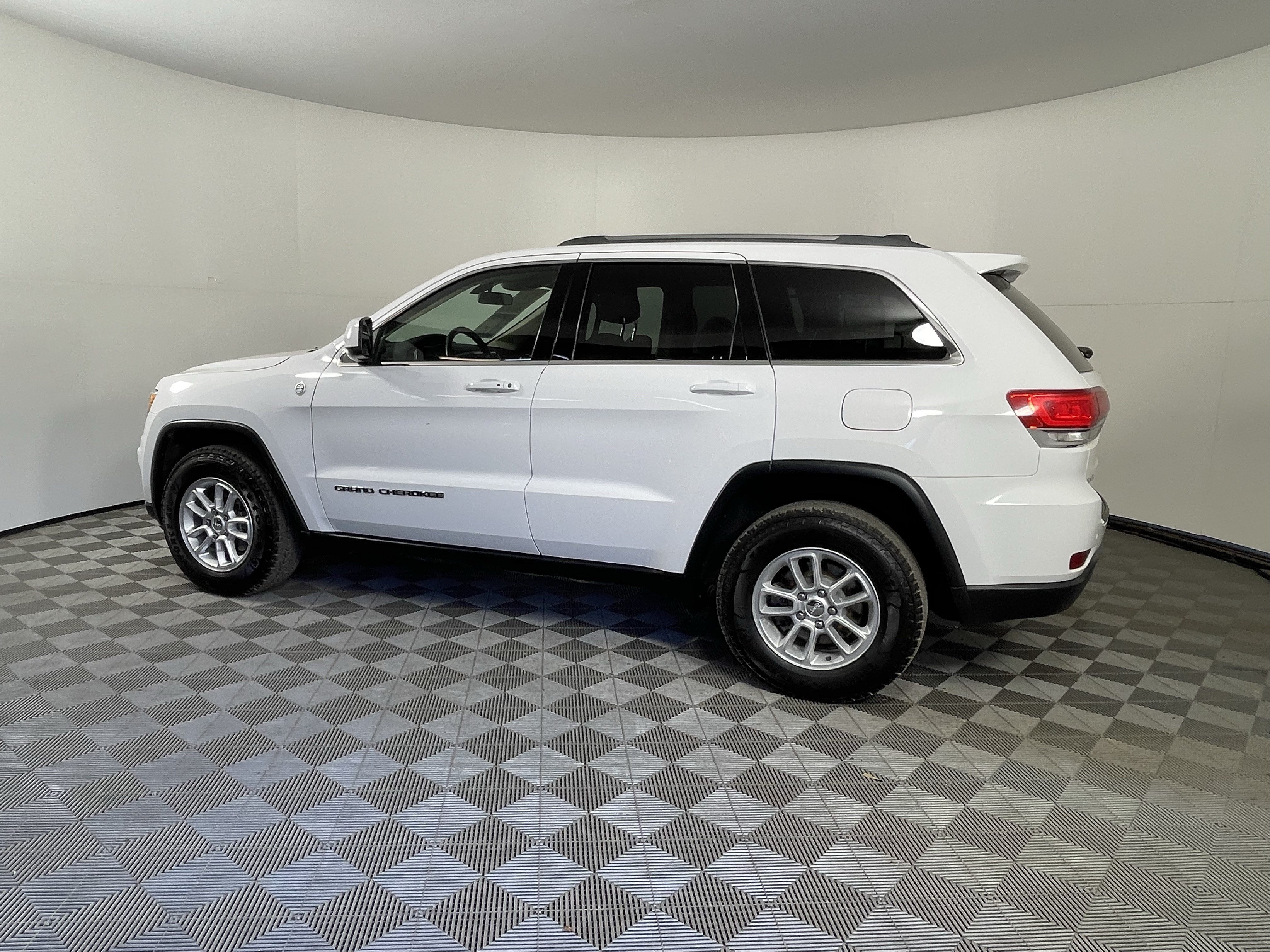 Used 2018 Jeep Grand Cherokee Laredo AWD/4WD image 2
