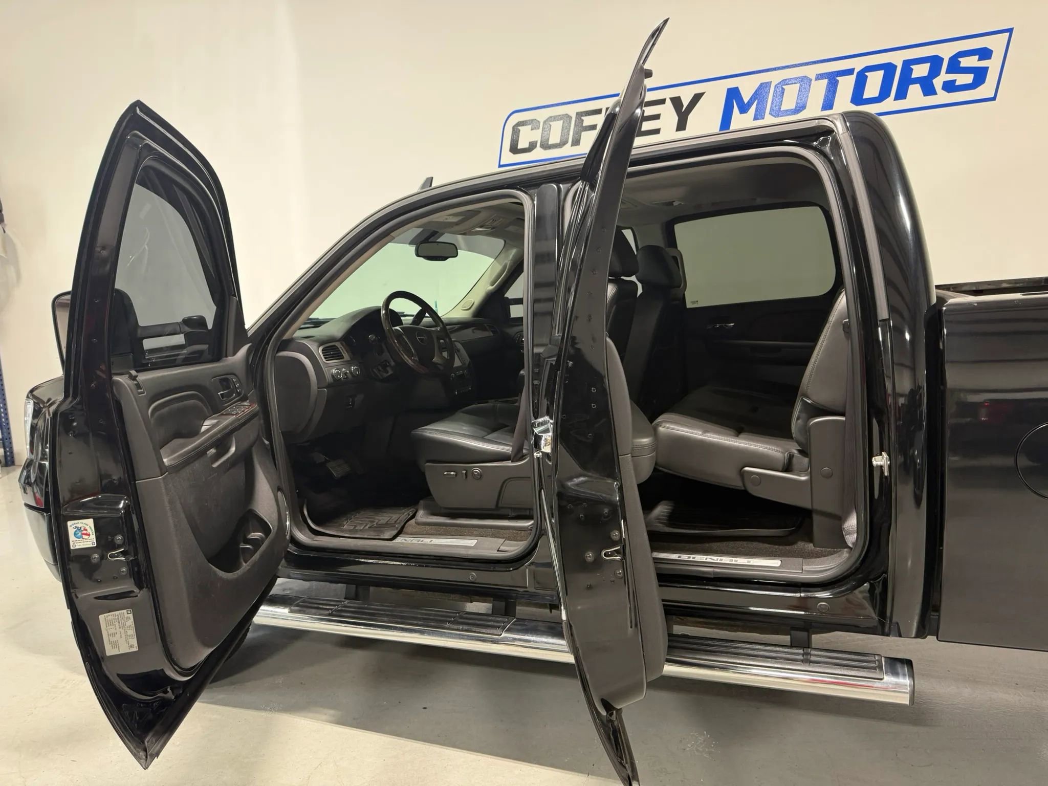 Used 2013 GMC Sierra 2500 Denali w/ Suspension Package, Off-Road AWD/4WD image 14