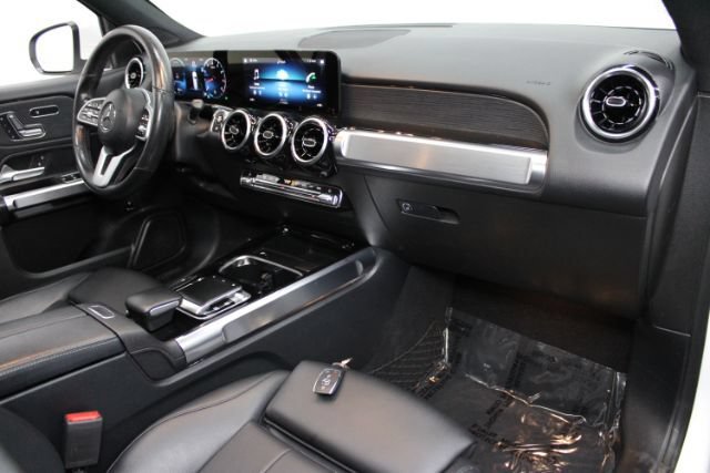 Used 2020 Mercedes-Benz GLB 250 4MATIC w/ Premium Package image 27