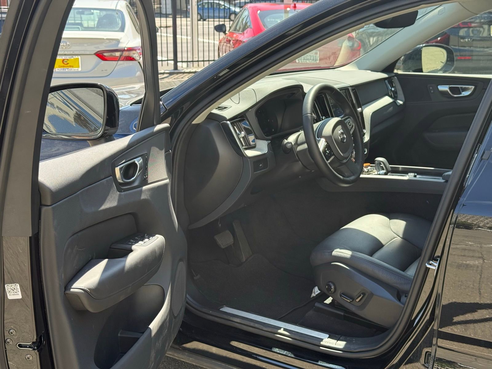 Used 2025 Volvo XC60 B5 Plus image 11