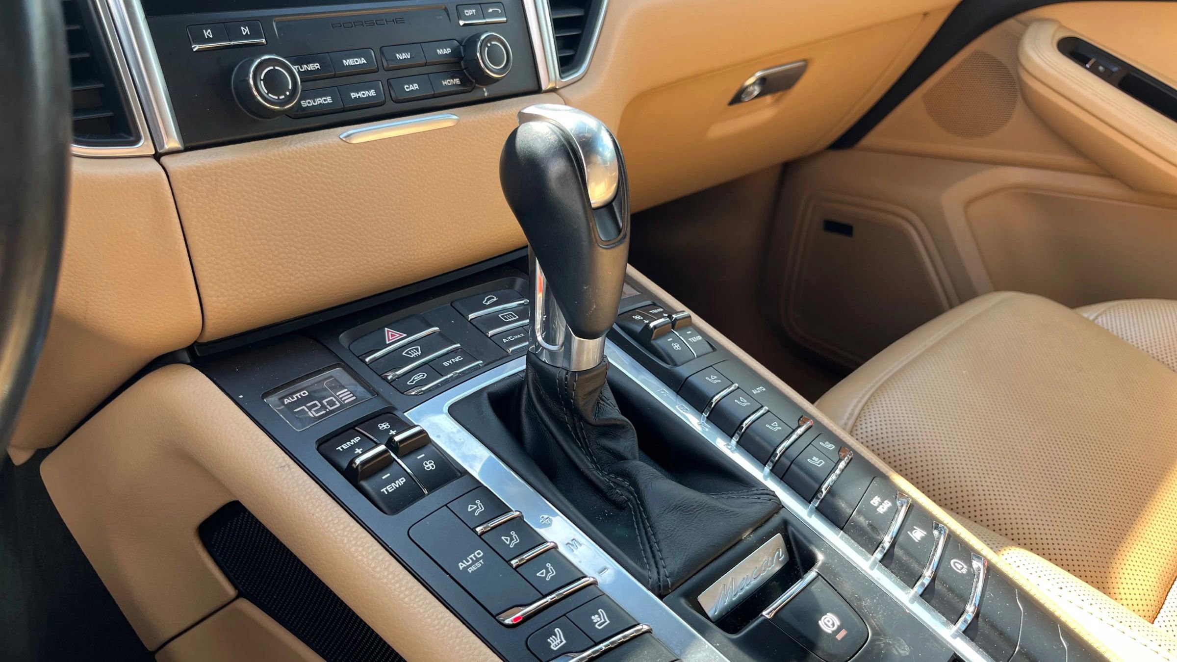 Used 2018 Porsche Macan Sport Edition AWD/4WD image 26
