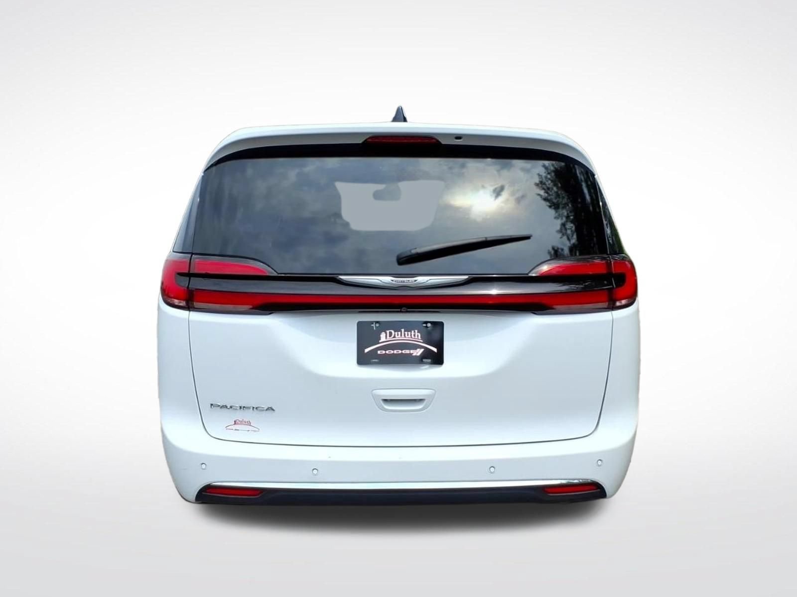 Used 2024 Chrysler Pacifica Touring-L FWD image 4