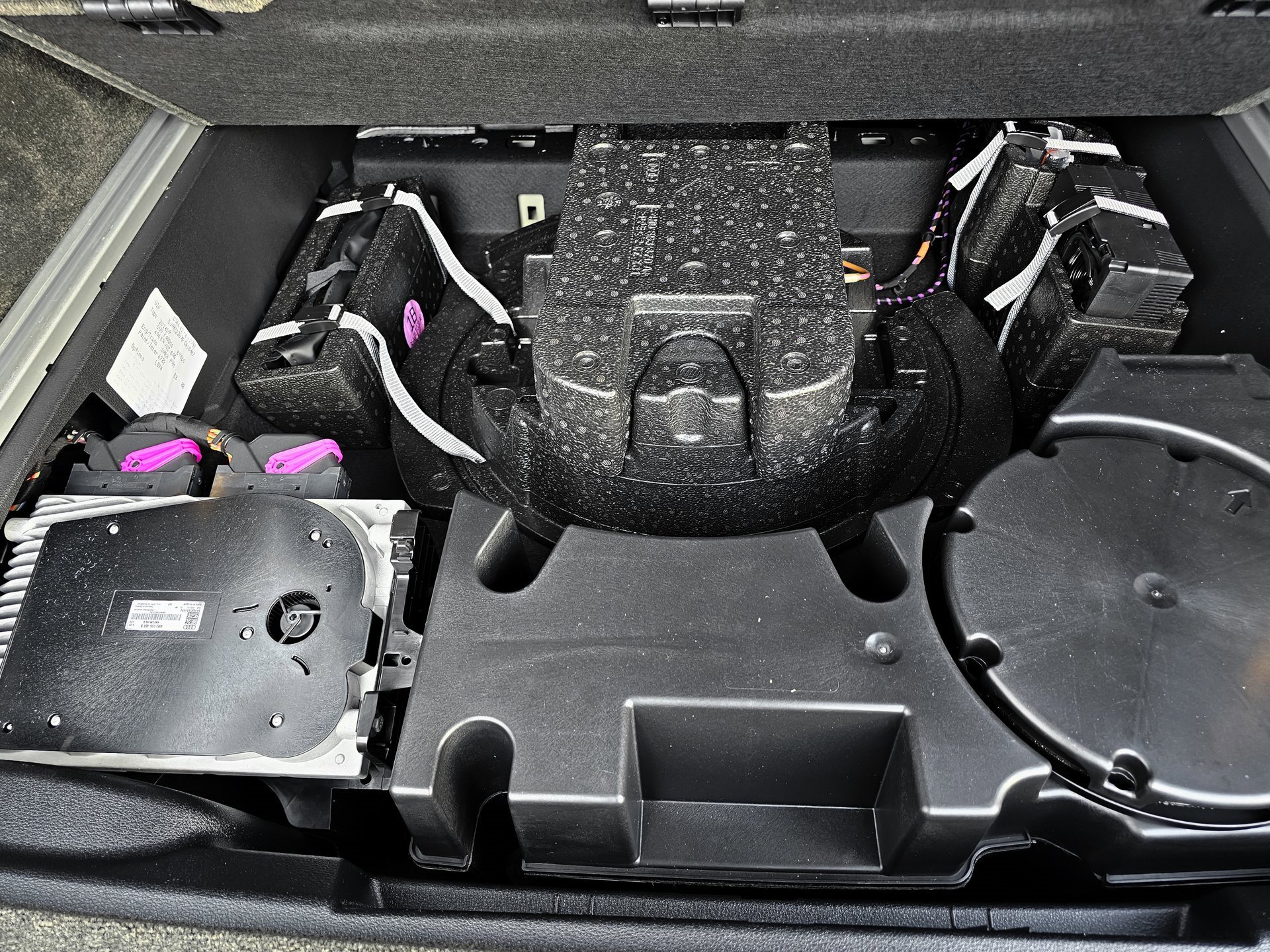 Used 2023 Bentley Bentayga Extended Wheelbase image 80