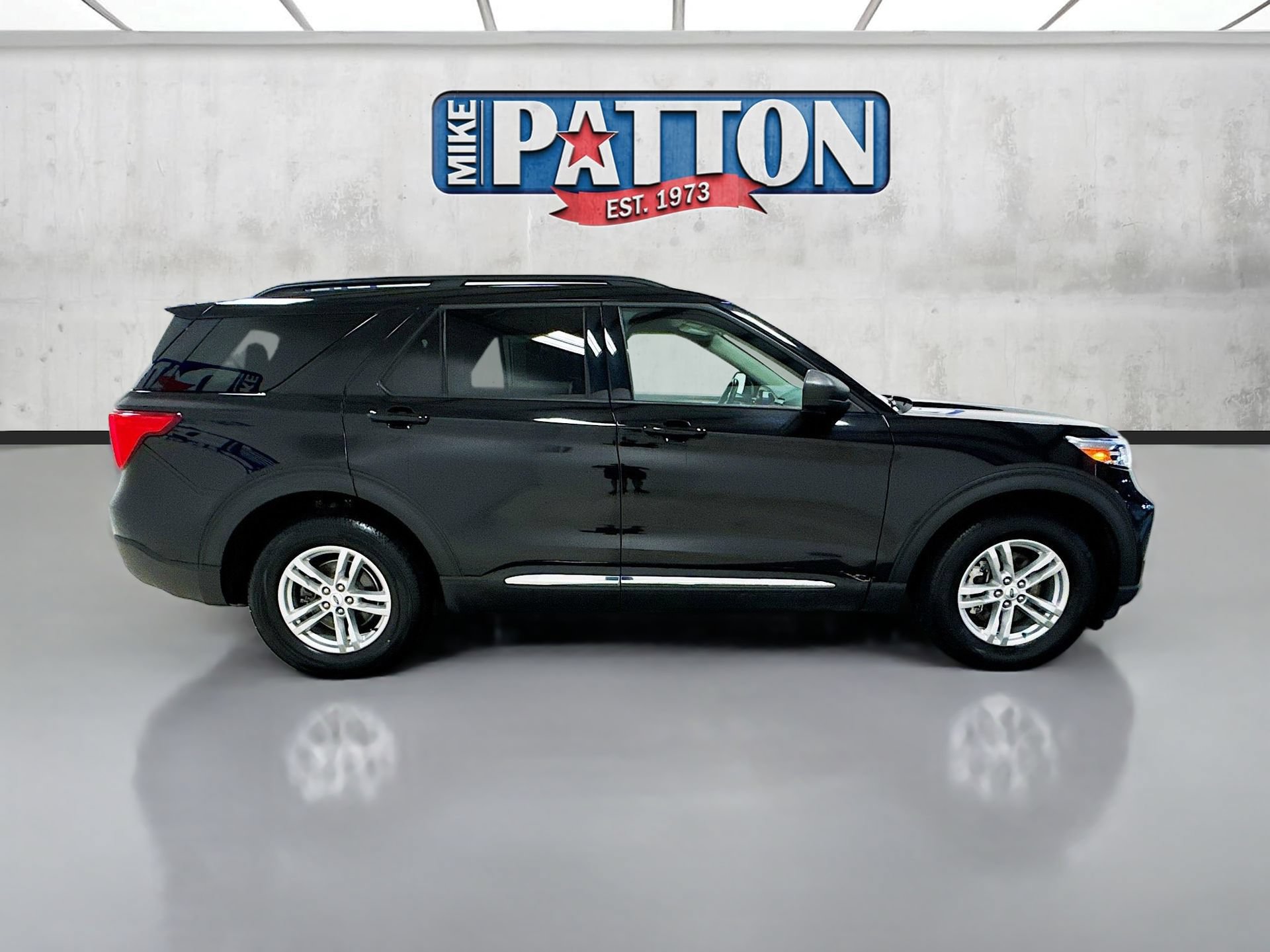 Used 2023 Ford Explorer XLT w/ Equipment Group 202A AWD/4WD image 8