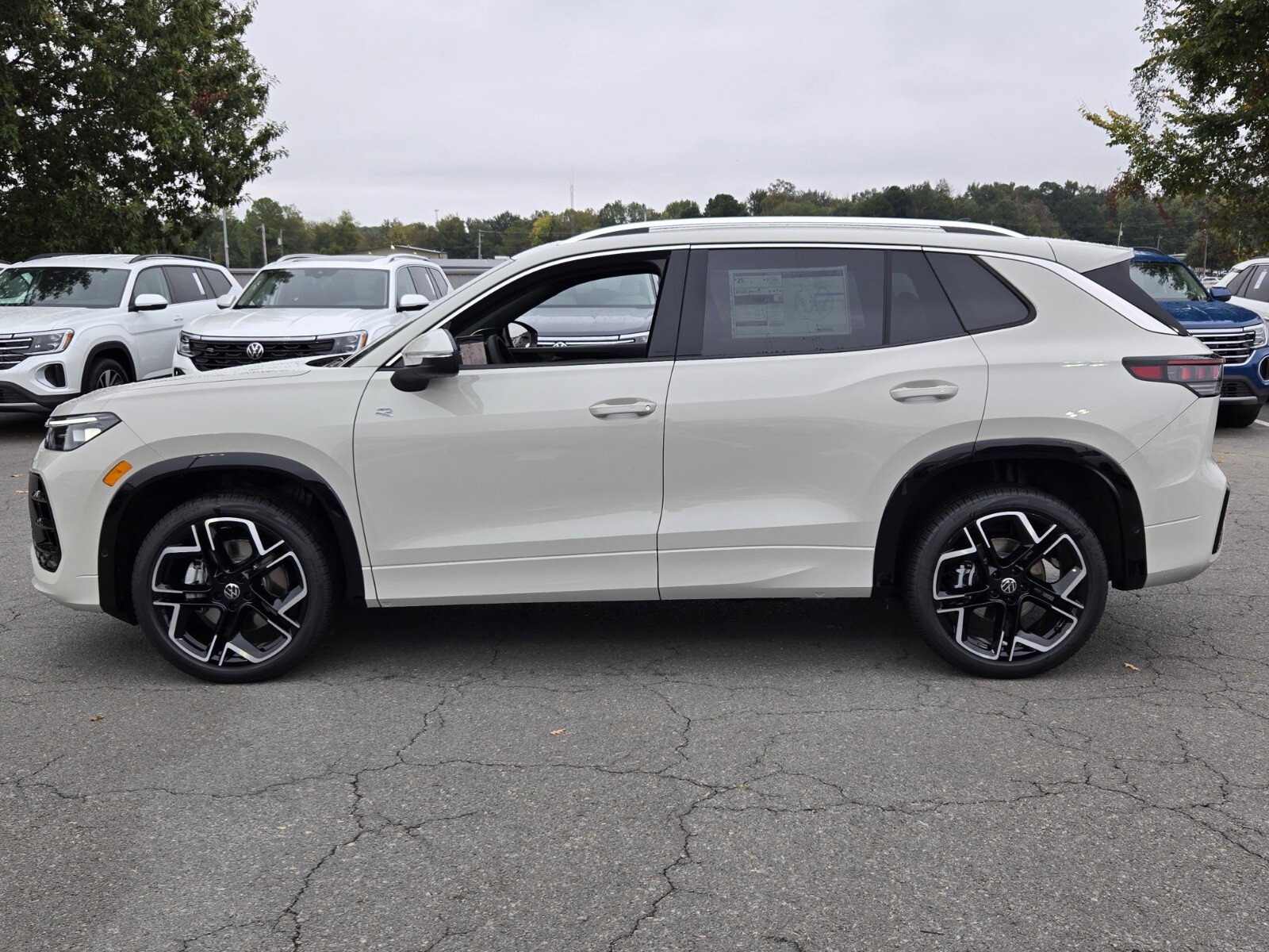 New 2026 Volkswagen Tiguan SEL R-Line image 4