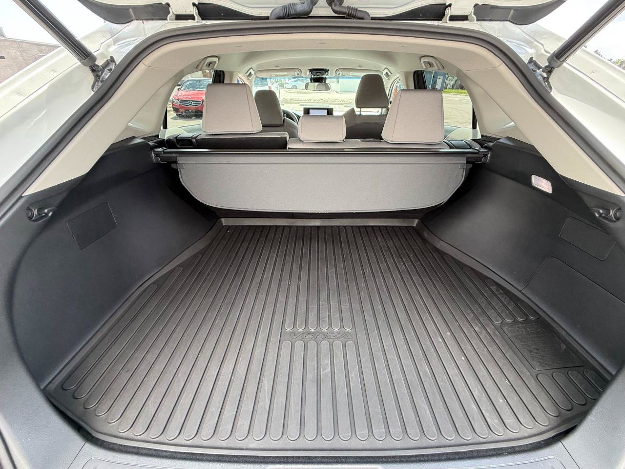 Used 2023 Toyota Venza LE AWD/4WD image 21