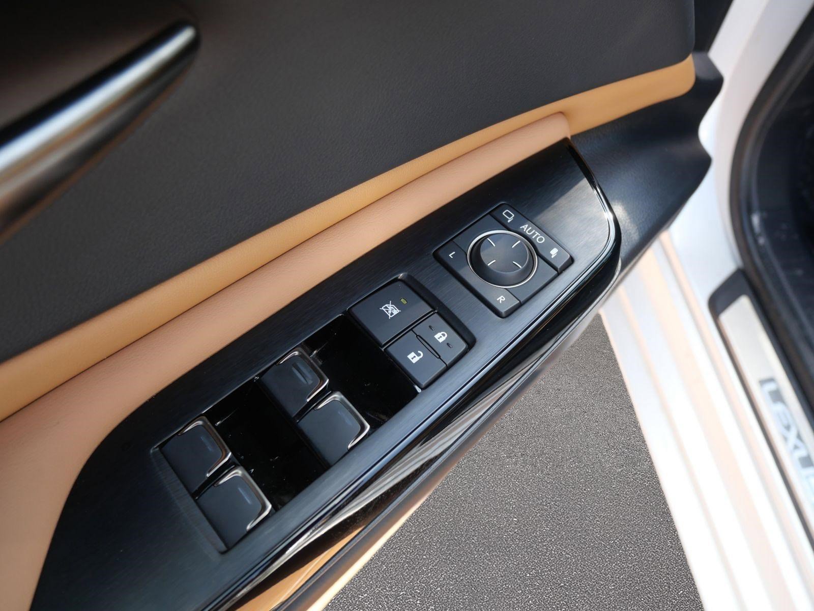 Certified 2023 Lexus ES 250 w/ Premium Package image 7