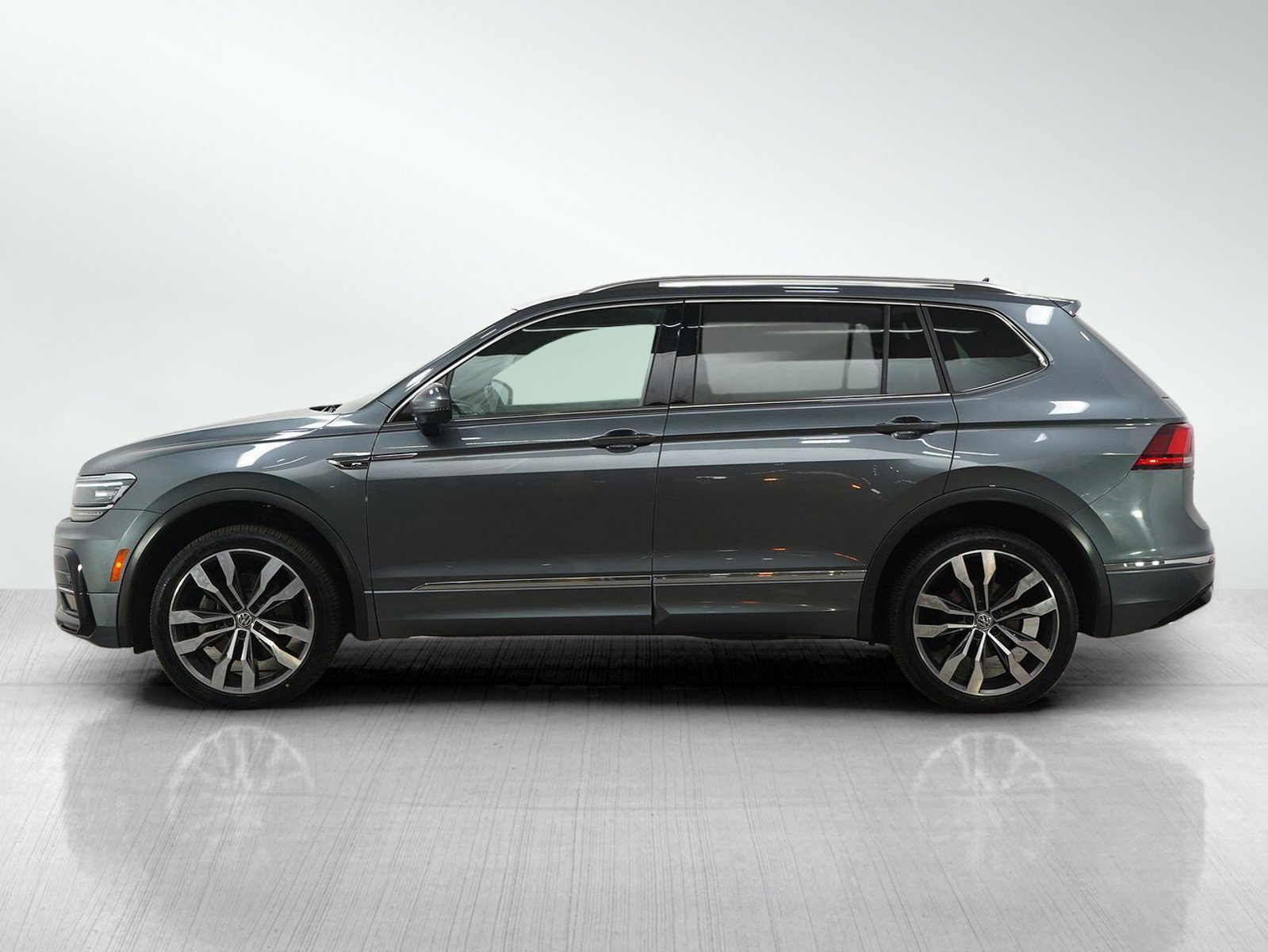 Used 2020 Volkswagen Tiguan SEL Premium R-Line image 2