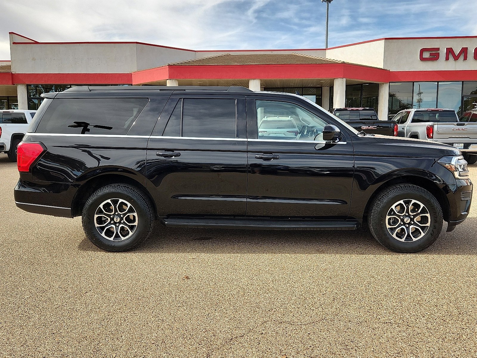 Used 2024 Ford Expedition Max XLT image 5