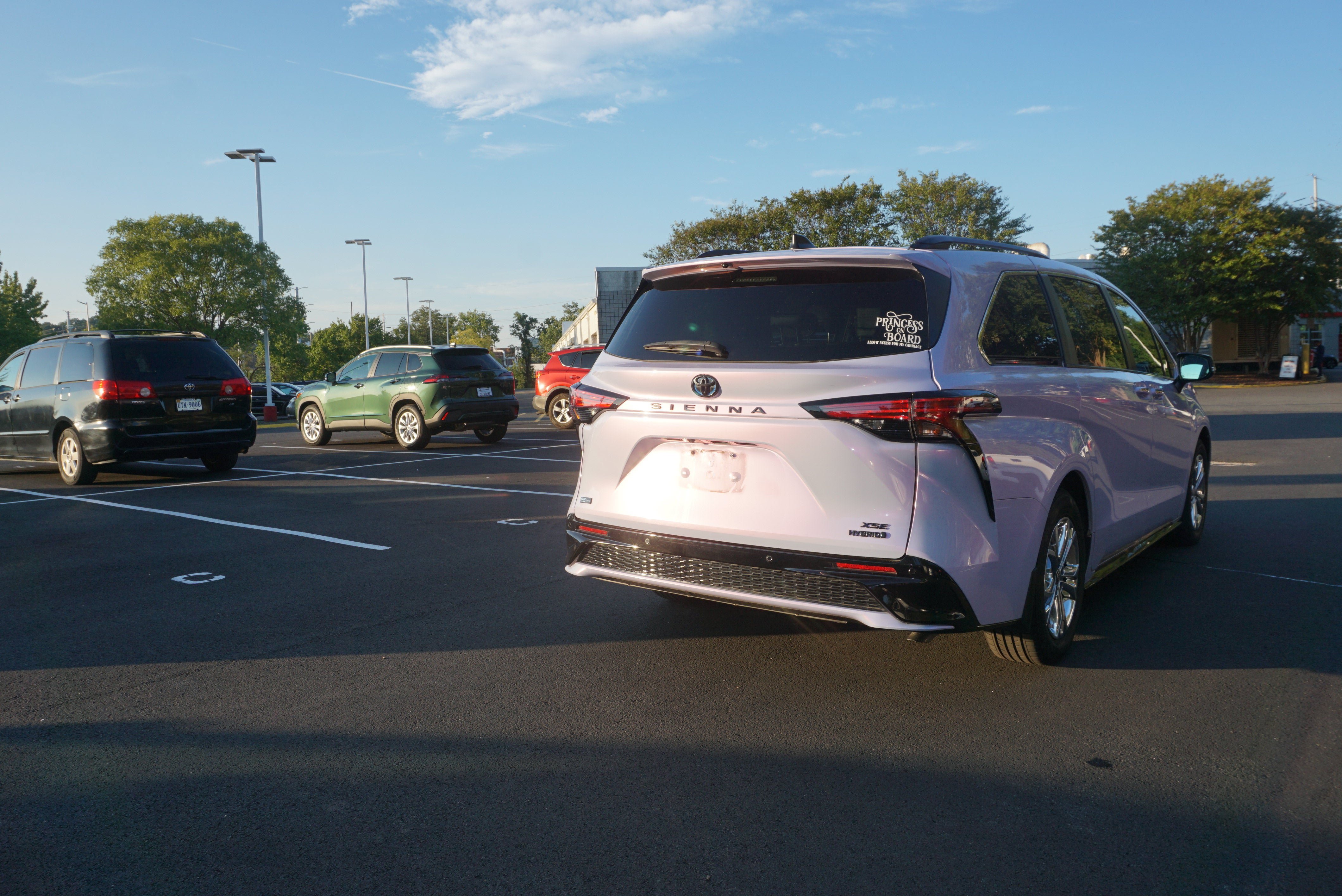 Used 2023 Toyota Sienna XSE AWD/4WD image 3