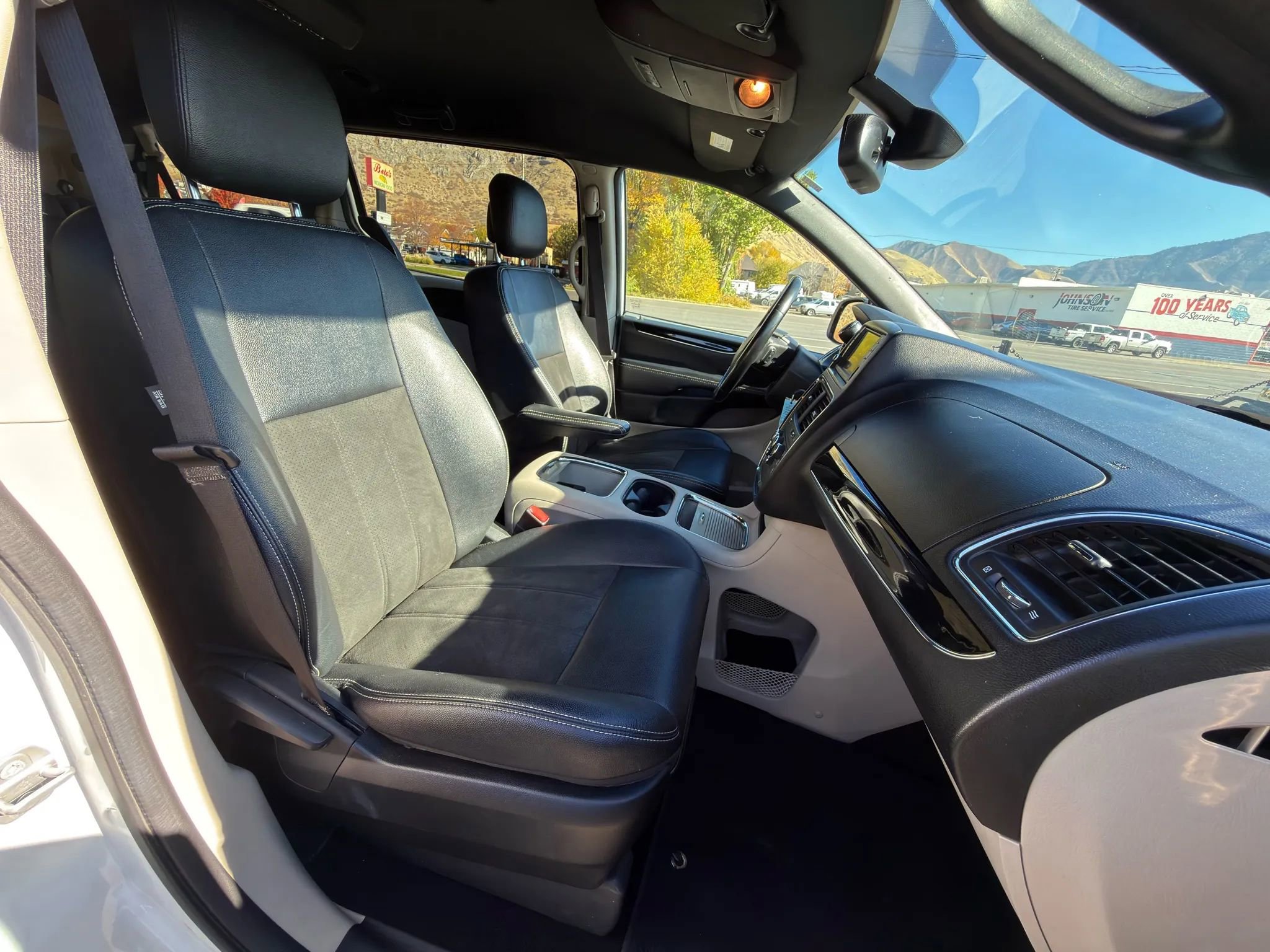 Used 2020 Dodge Grand Caravan SXT image 3