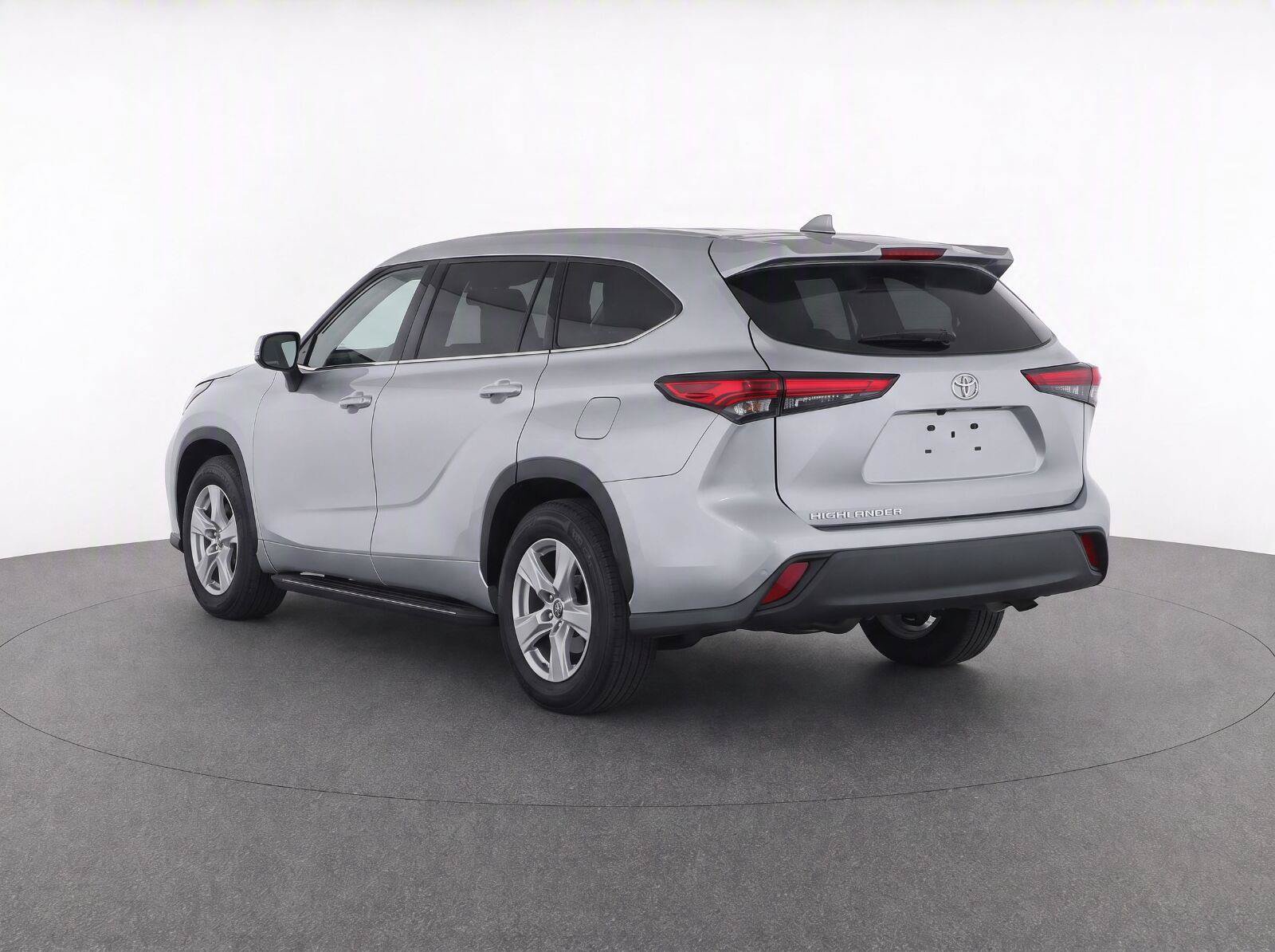 Used 2021 Toyota Highlander L FWD image 3