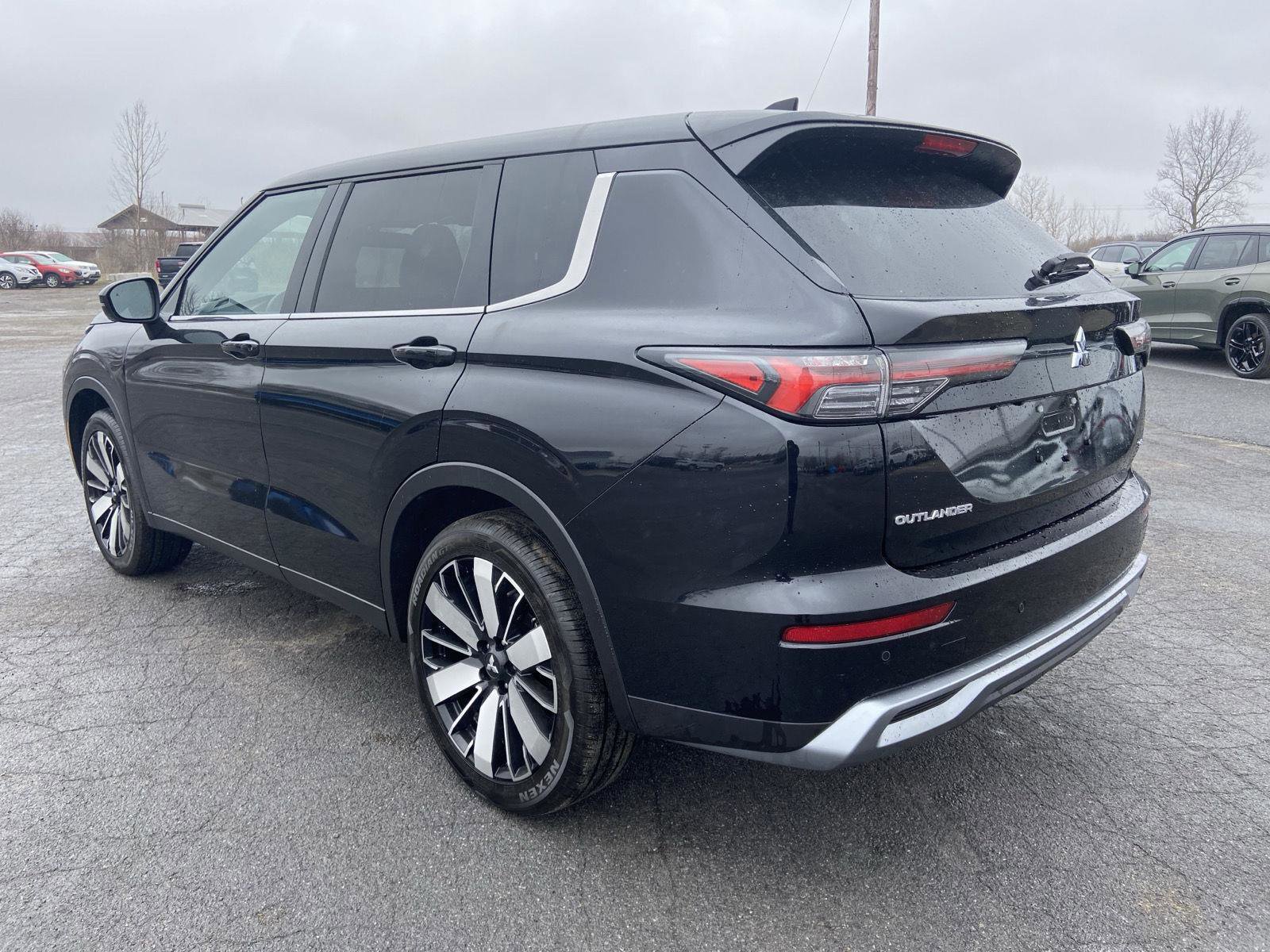 Used 2025 Mitsubishi Outlander SE image 14