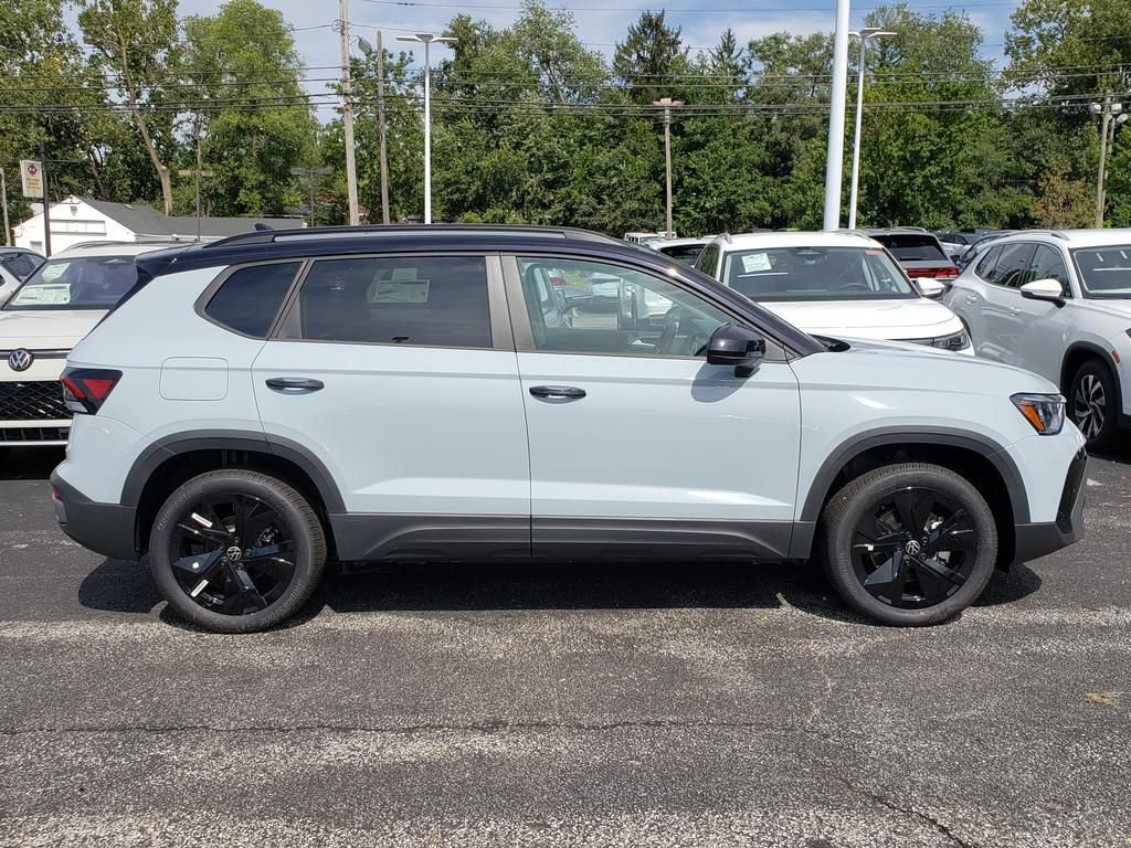 New 2027 Volkswagen Taos SE FWD image 2