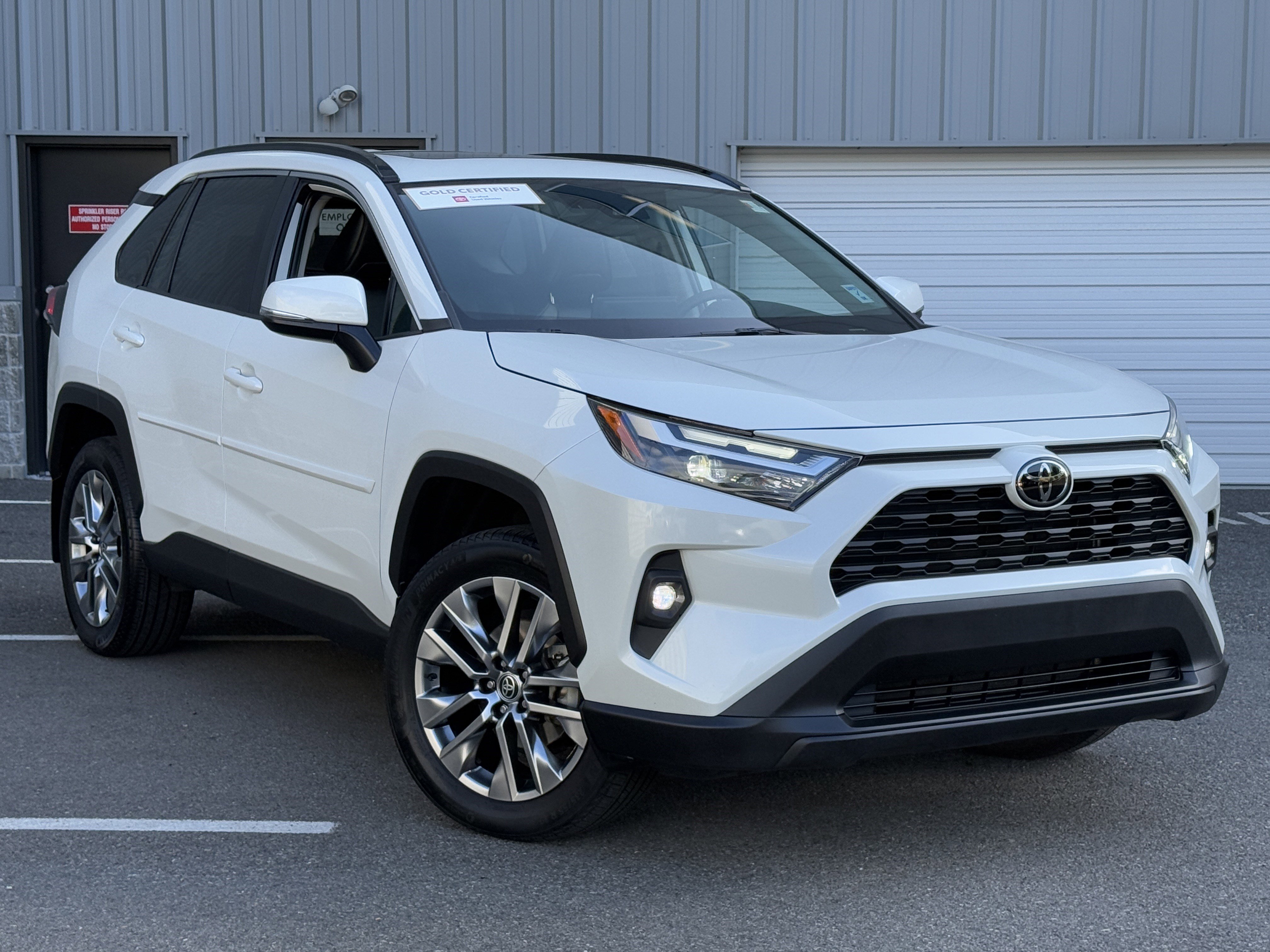 Used 2022 Toyota RAV4 XLE Premium image 8