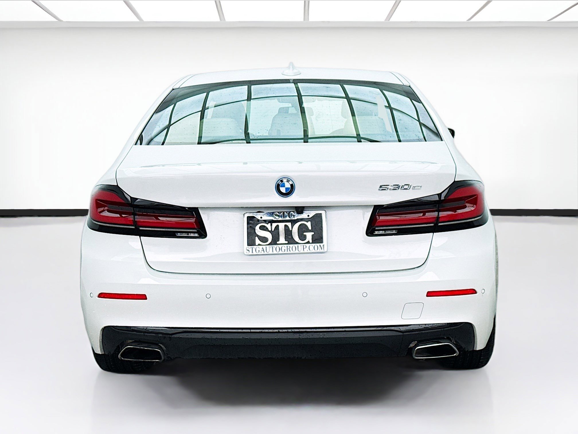 Used 2023 BMW 530e w/ Premium Package image 5