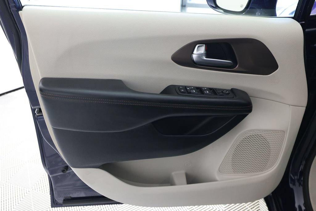 Used 2019 Chrysler Pacifica Touring-L Plus FWD image 18