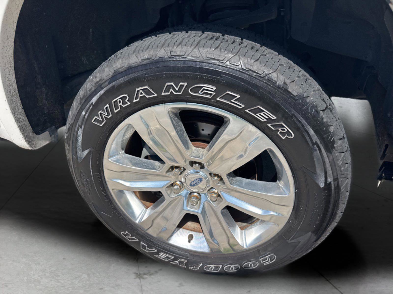 Used 2015 Ford F150 Platinum w/ Equipment Group 701A Luxury AWD/4WD image 17