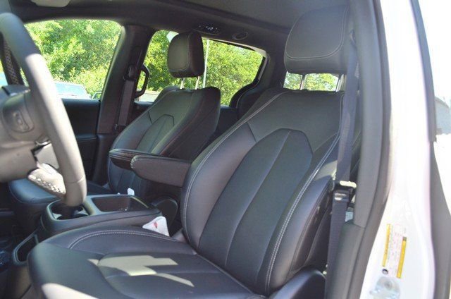 New 2026 Chrysler Pacifica Select image 18