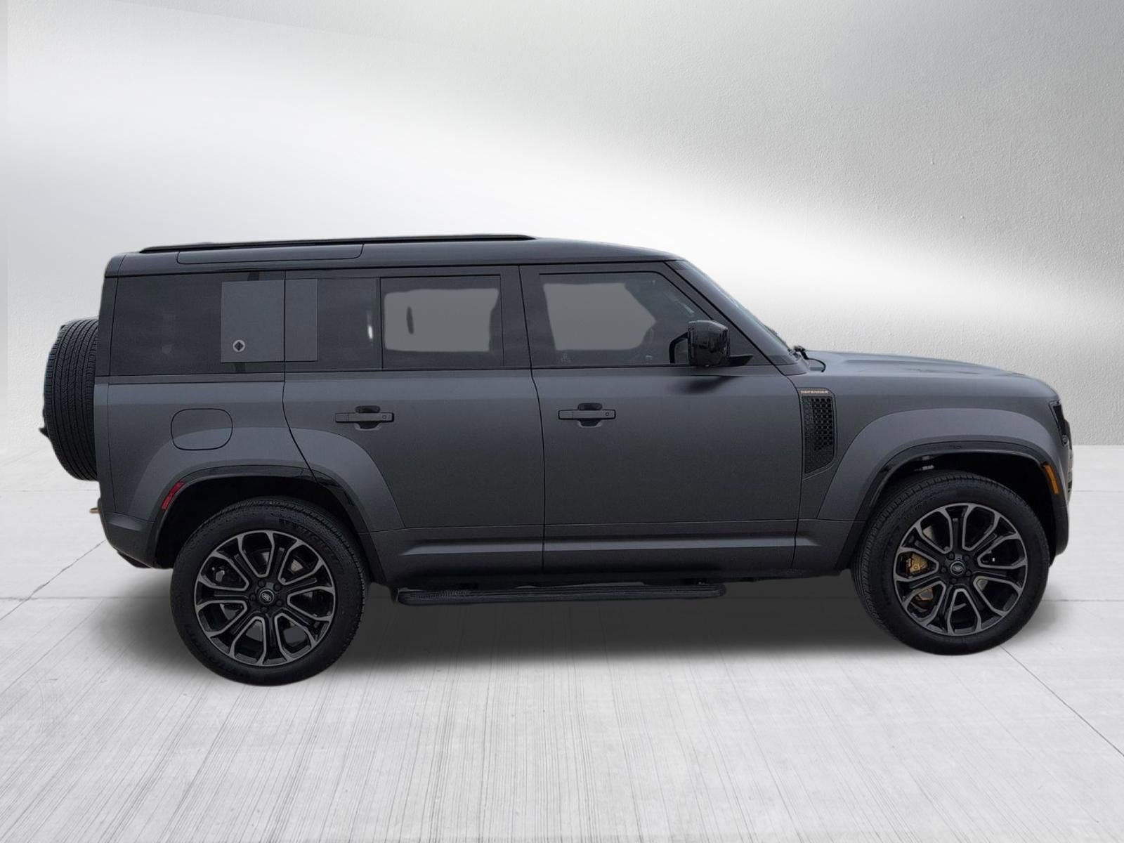 Used 2025 Land Rover Defender 110 image 6