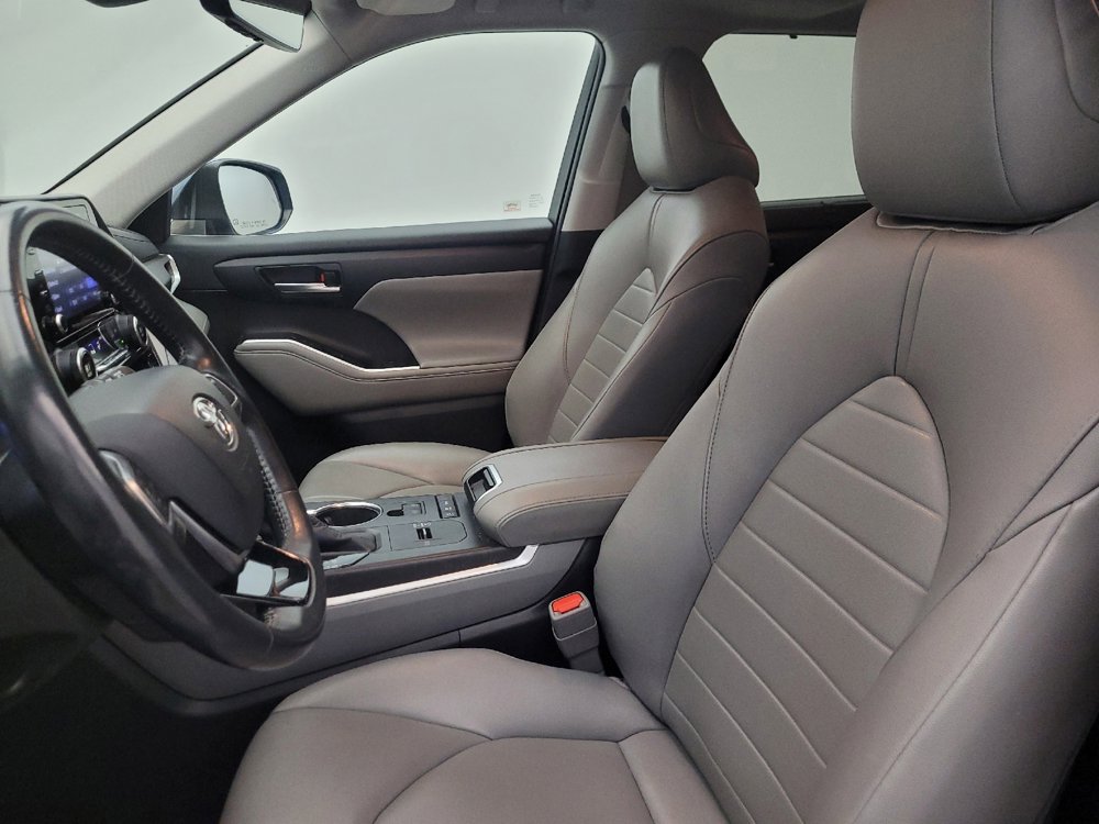 Used 2020 Toyota Highlander XLE AWD/4WD image 17
