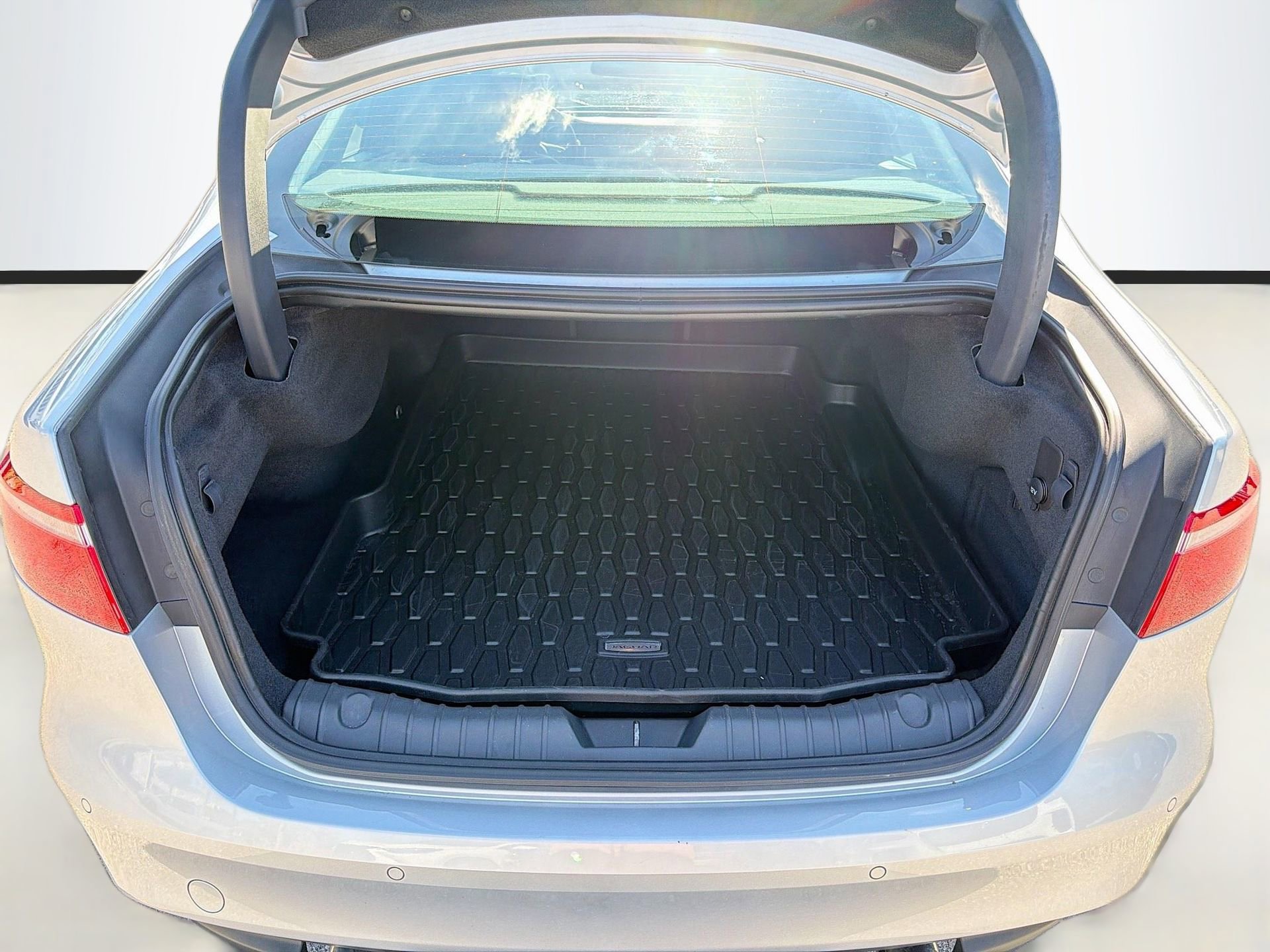 Used 2018 Jaguar XF Premium image 13