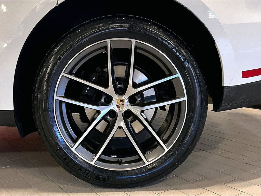 Used 2025 Porsche Macan AWD/4WD image 14