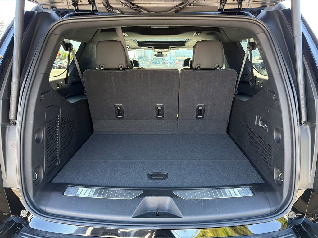 Used 2025 Chevrolet Suburban Premier w/ Sun And Tow Package RWD image 18
