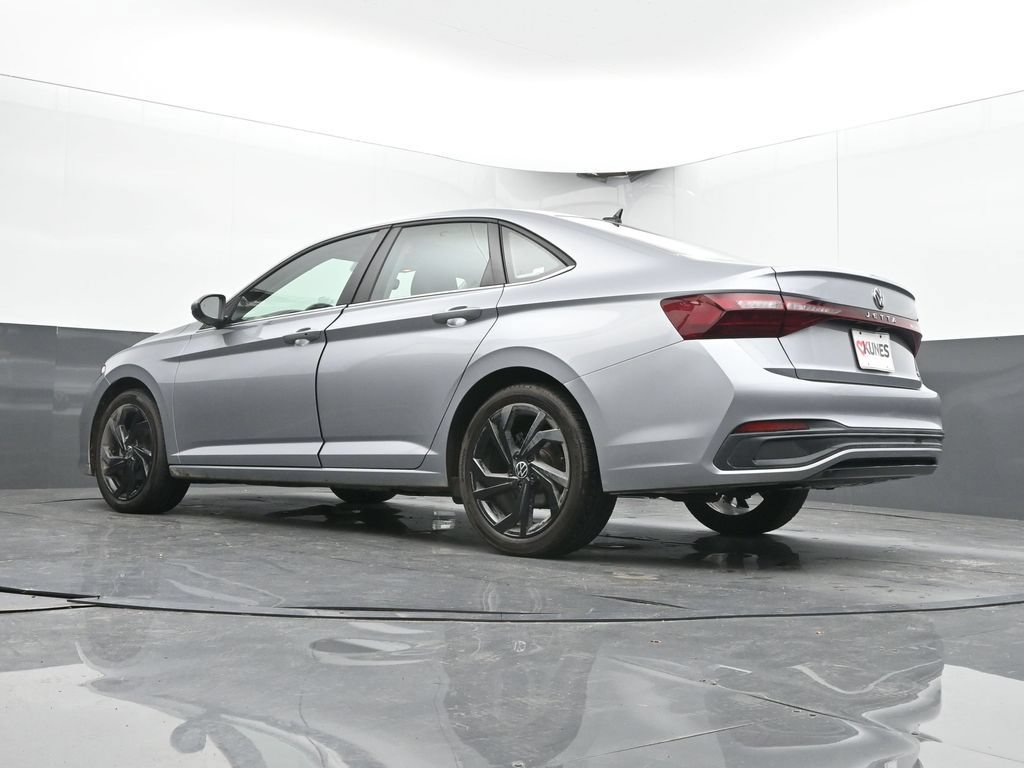 Used 2025 Volkswagen Jetta SE FWD image 29