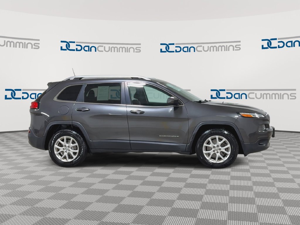Used 2016 Jeep Cherokee Latitude w/ Cold Weather Group AWD/4WD image 9