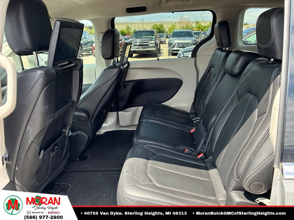 Used 2022 Chrysler Pacifica Touring-L w/ Uconnect Theater Family Group FWD image 12