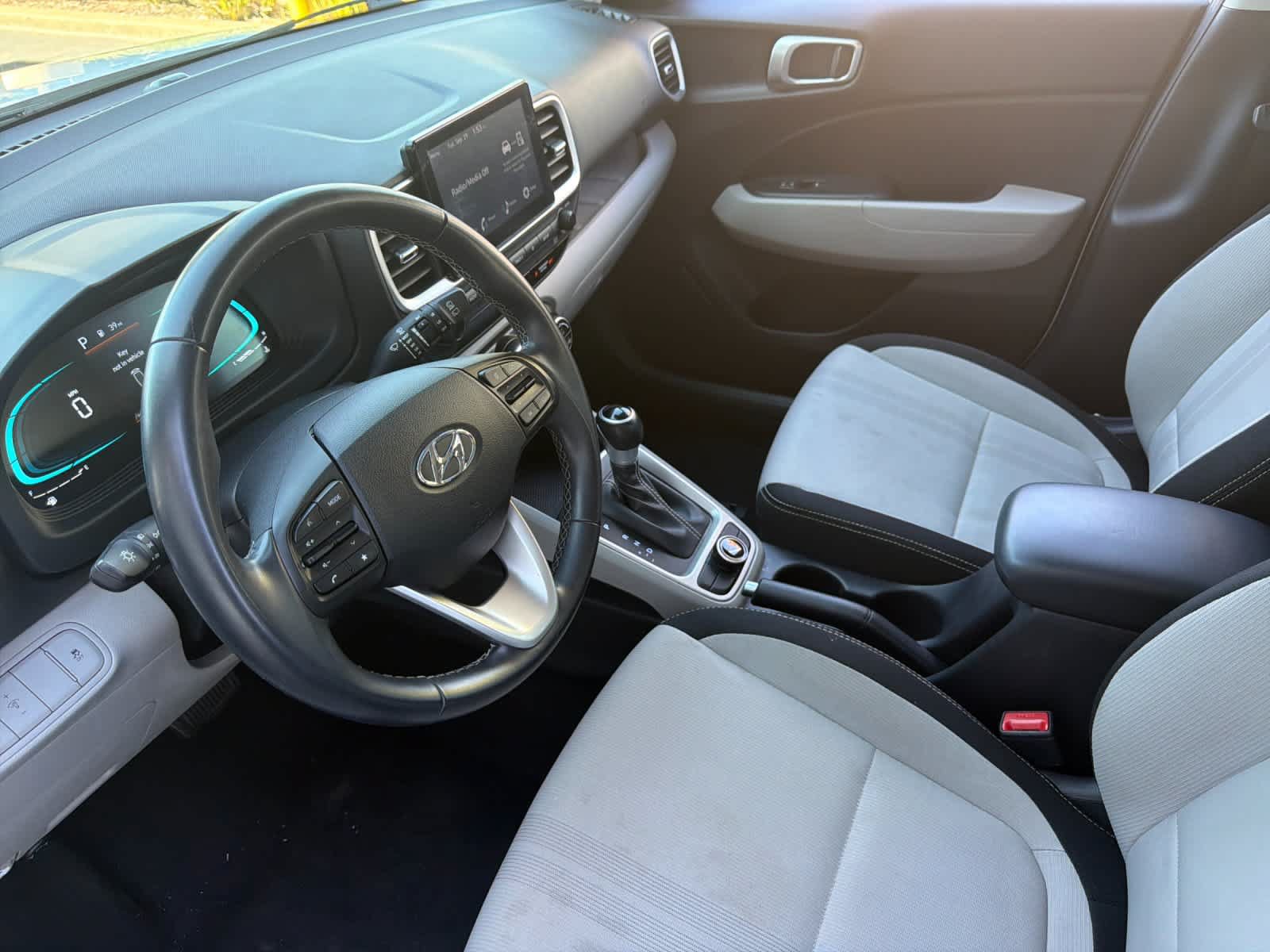 Used 2025 Hyundai Venue SEL FWD image 11