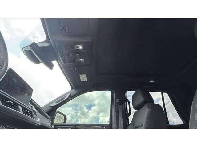 Used 2024 Chevrolet Tahoe Z71 w/ Luxury Package AWD/4WD image 16