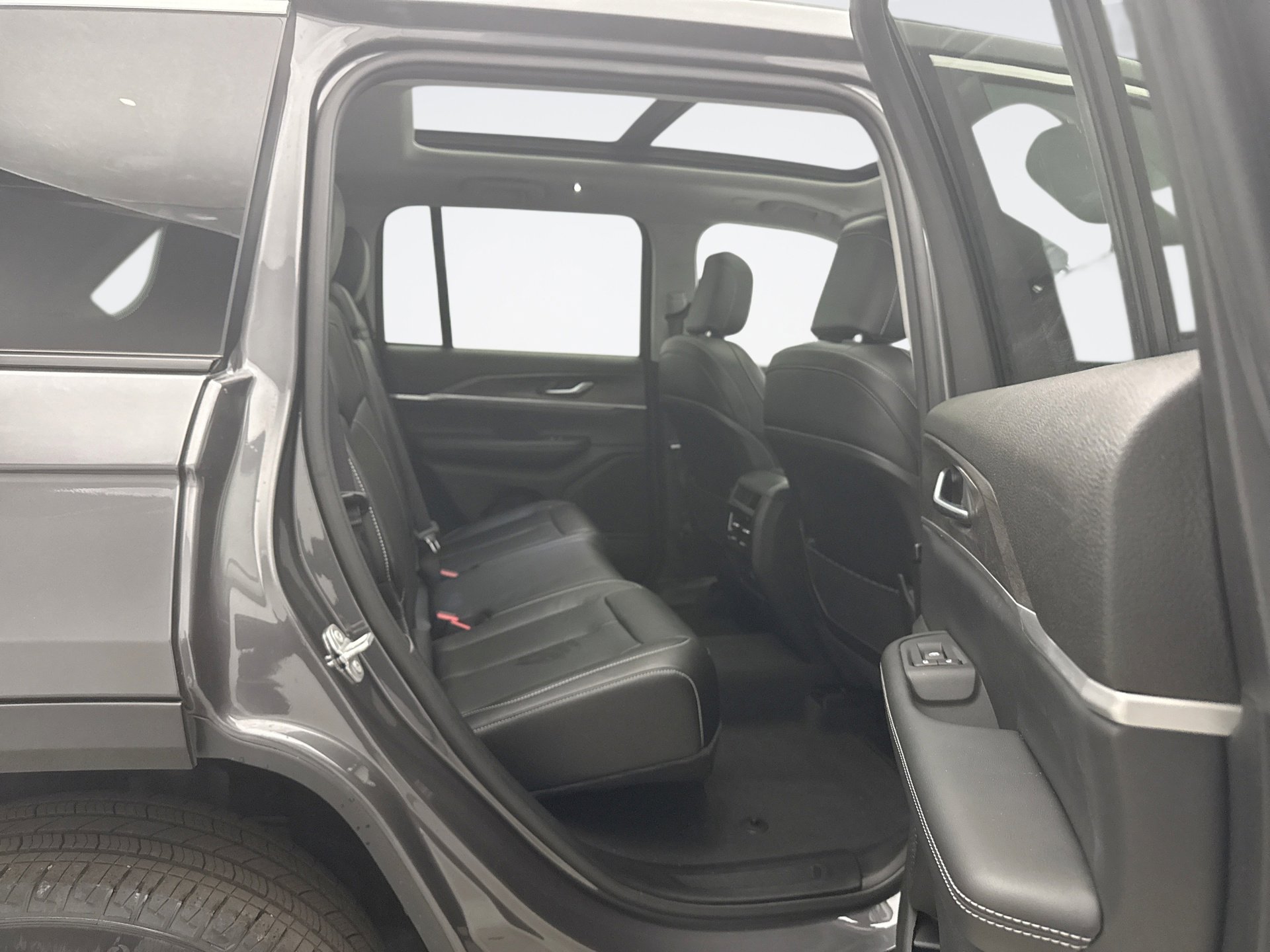 Used 2023 Jeep Grand Cherokee Limited AWD/4WD image 19
