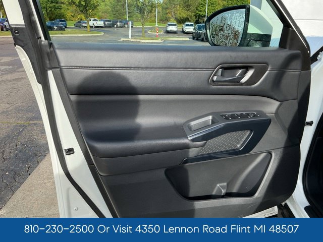 Used 2024 Nissan Pathfinder SV FWD image 14