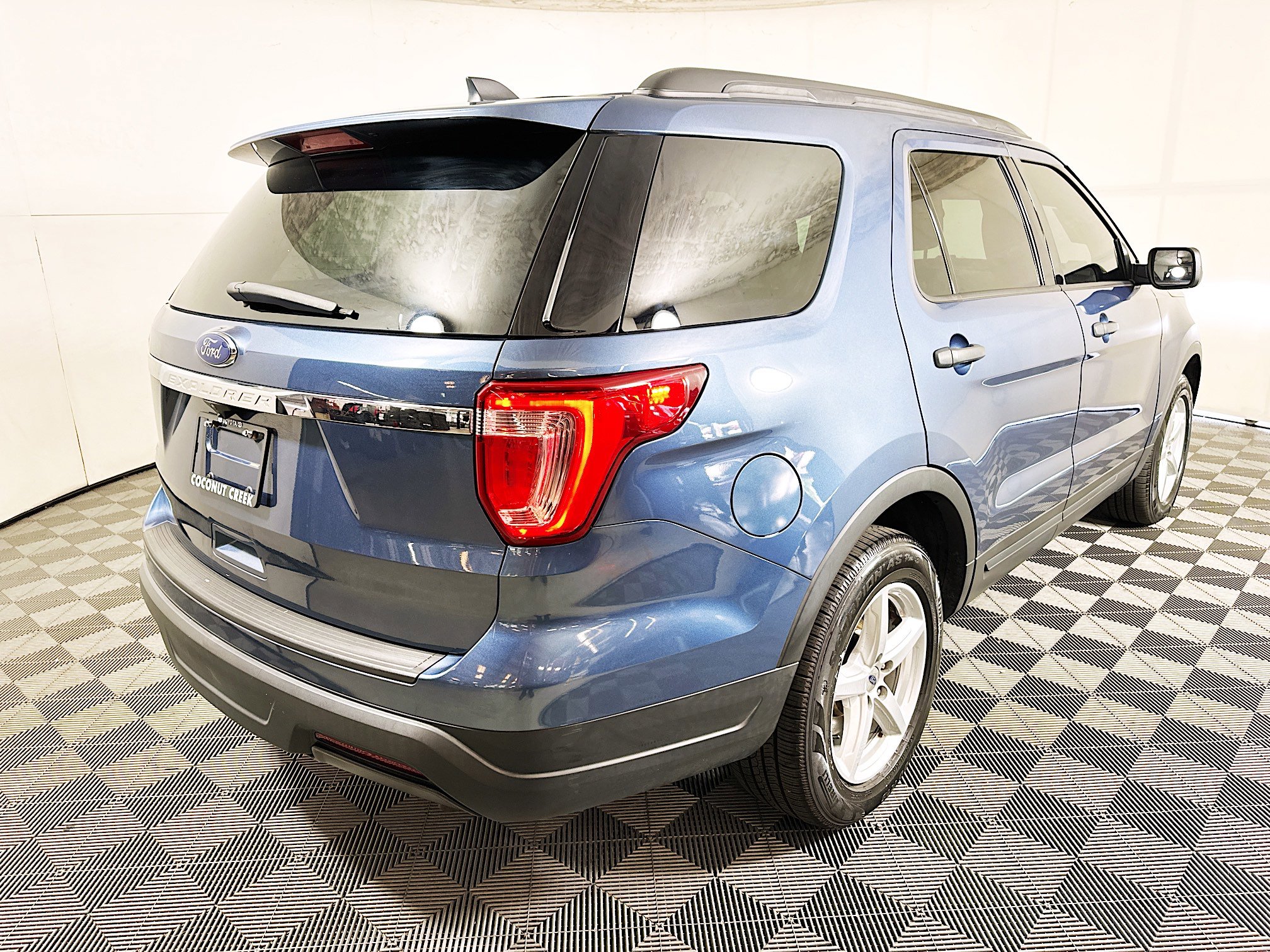 Used 2019 Ford Explorer FWD image 3